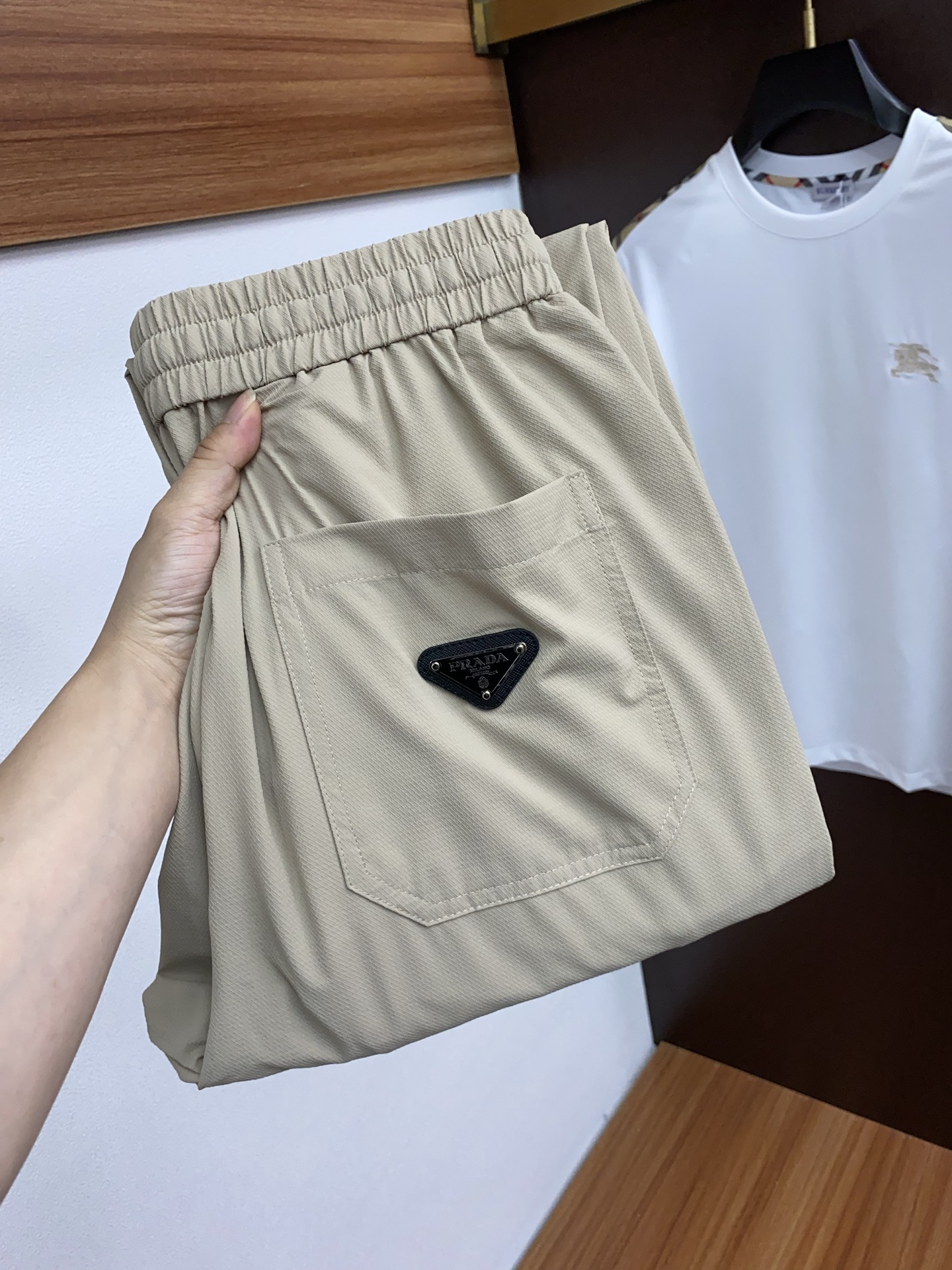  普拉达 专柜新品同步上市。原单订制高品质时尚休闲裤。超级百搭款。独家定制面料，手感细腻柔软，贴身舒适，