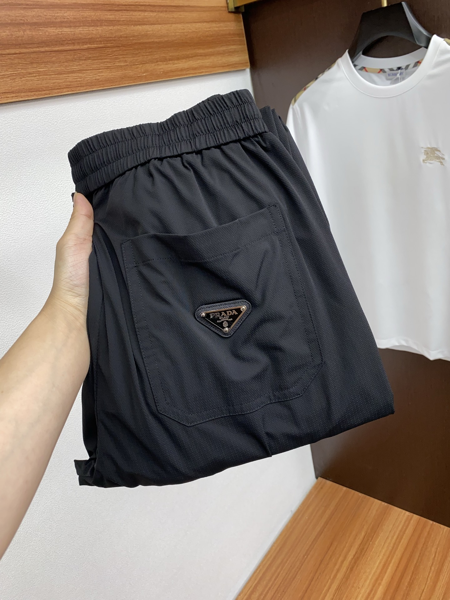  普拉达 专柜新品同步上市。原单订制高品质时尚休闲裤。超级百搭款。独家定制面料，手感细腻柔软，贴身舒适，