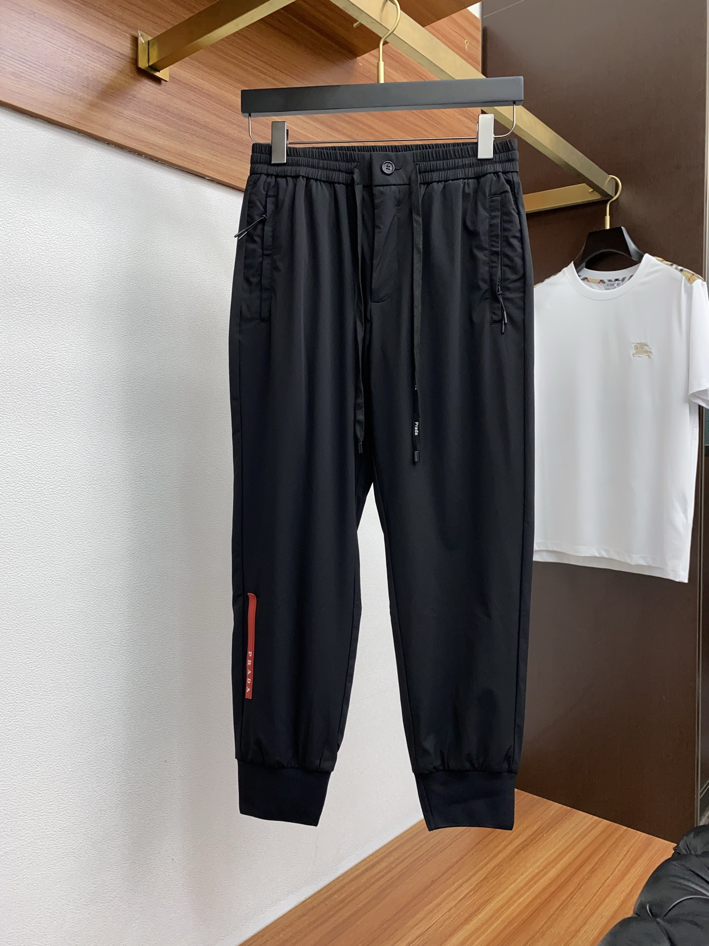  普拉达 专柜新品同步上市。原单订制高品质时尚休闲裤。超级百搭款。独家定制面料，手感细腻柔软，贴身舒适，
