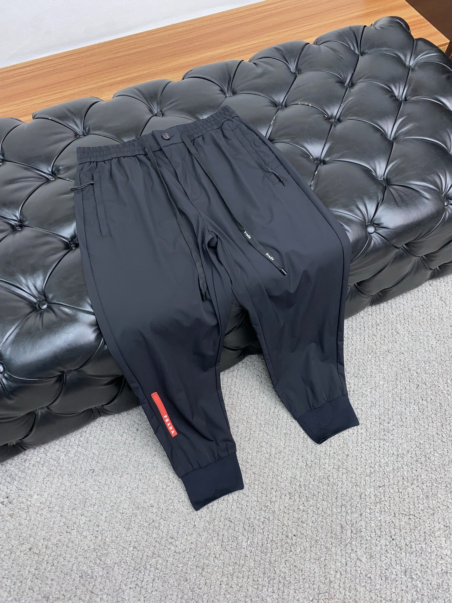  普拉达 专柜新品同步上市。原单订制高品质时尚休闲裤。超级百搭款。独家定制面料，手感细腻柔软，贴身舒适，