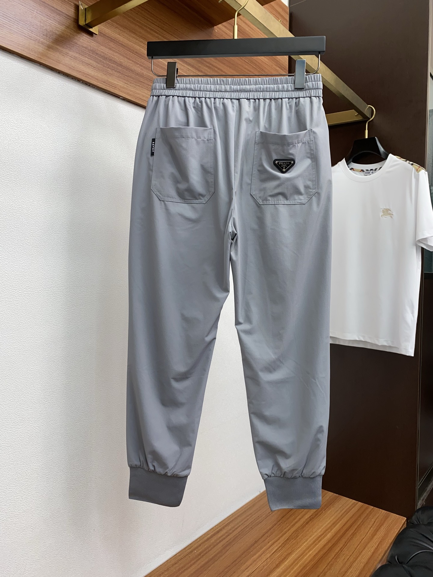  普拉达 专柜新品同步上市。原单订制高品质时尚休闲裤。超级百搭款。独家定制面料，手感细腻柔软，贴身舒适，