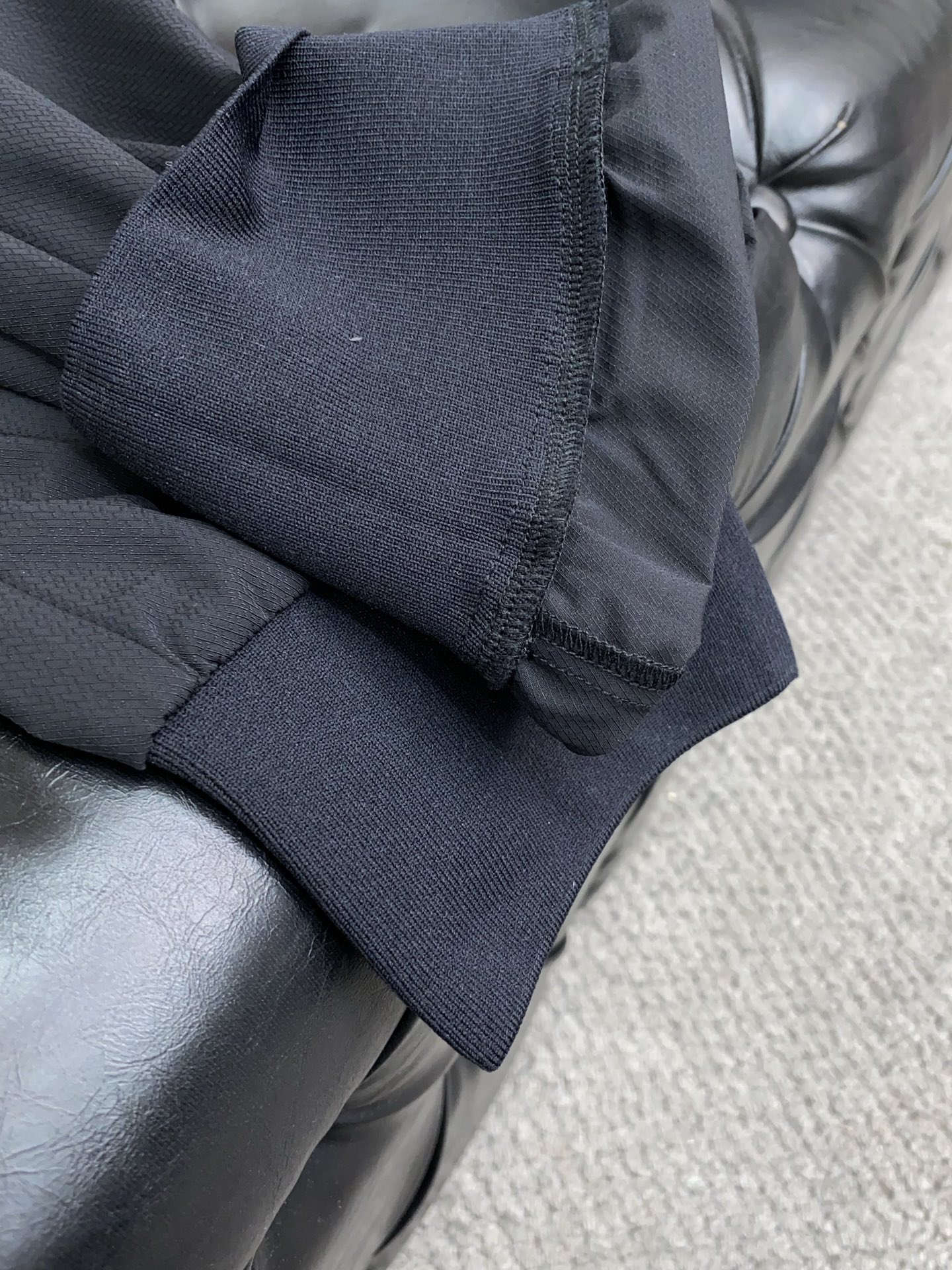  普拉达 专柜新品同步上市。原单订制高品质时尚休闲裤。超级百搭款。独家定制面料，手感细腻柔软，贴身舒适，