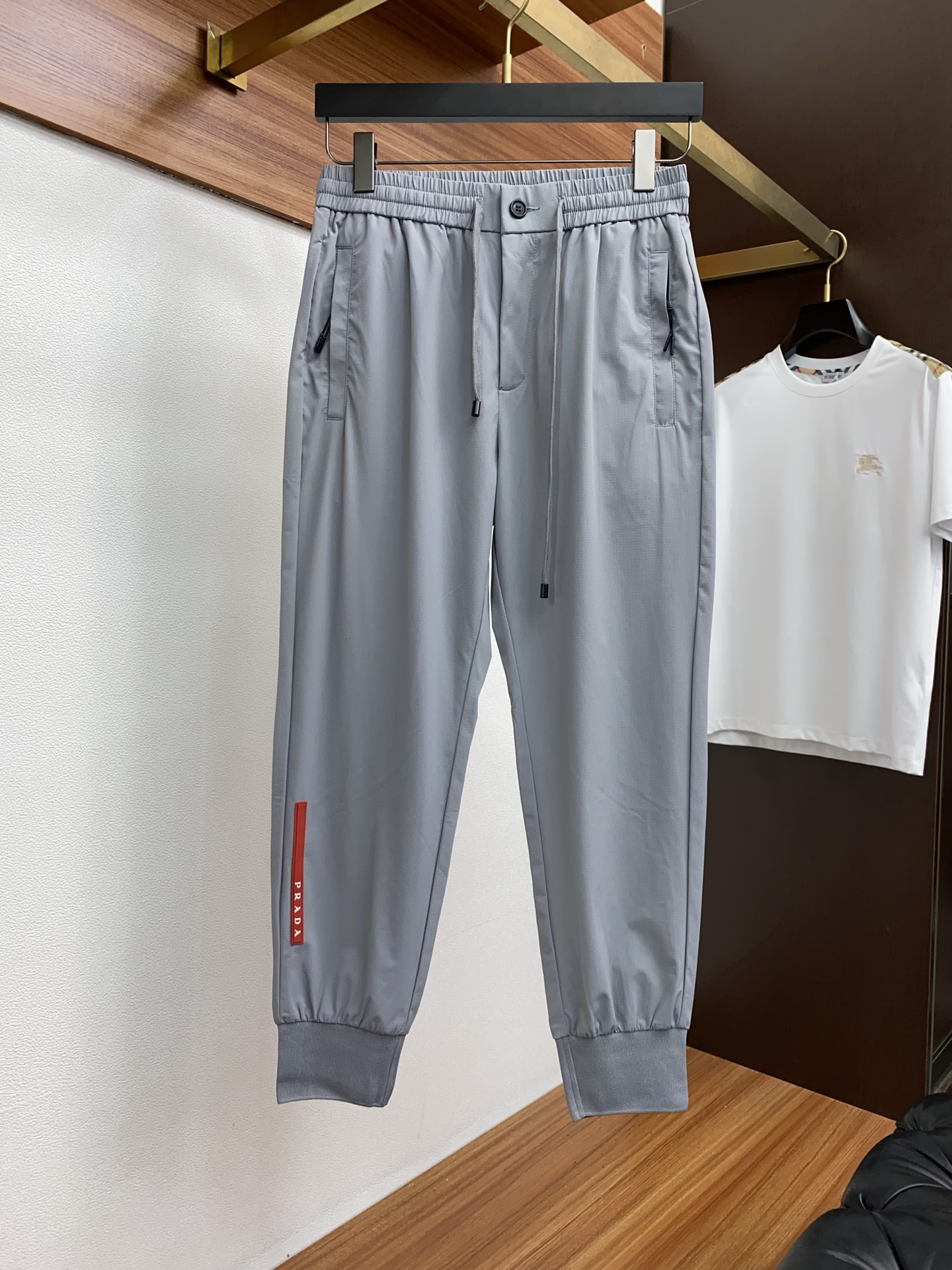 普拉达 专柜新品同步上市。原单订制高品质时尚休闲裤。超级百搭款。独家定制面料，手感细腻柔软，贴身舒适，
