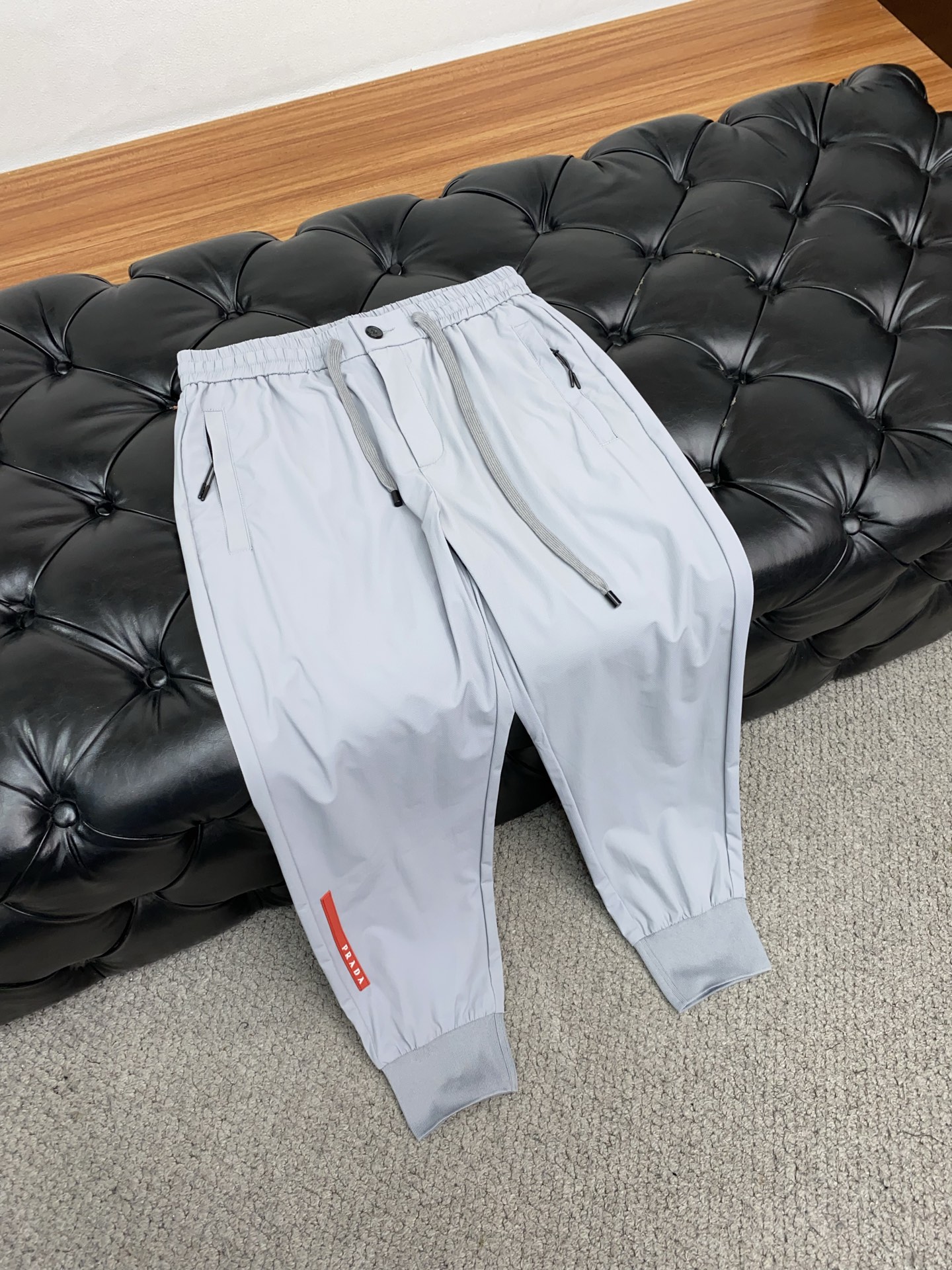  普拉达 专柜新品同步上市。原单订制高品质时尚休闲裤。超级百搭款。独家定制面料，手感细腻柔软，贴身舒适，