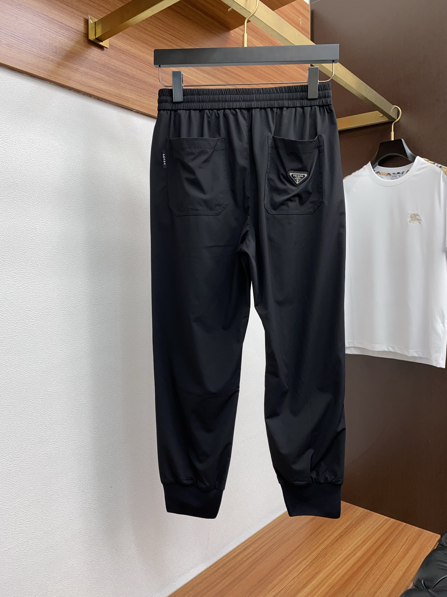  普拉达 专柜新品同步上市。原单订制高品质时尚休闲裤。超级百搭款。独家定制面料，手感细腻柔软，贴身舒适，