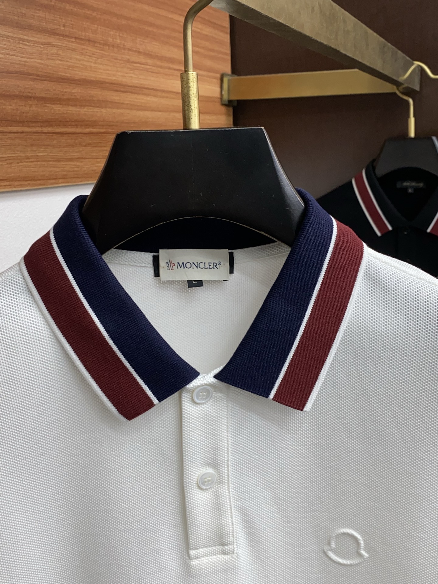  蒙口 臻品定制系列的设计POLO衫确实独具匠心，展现了定制服装的精致与品味。定制蜂窝珠地材质，不仅触感