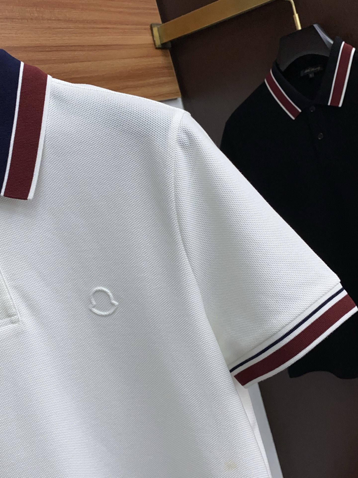  蒙口 臻品定制系列的设计POLO衫确实独具匠心，展现了定制服装的精致与品味。定制蜂窝珠地材质，不仅触感