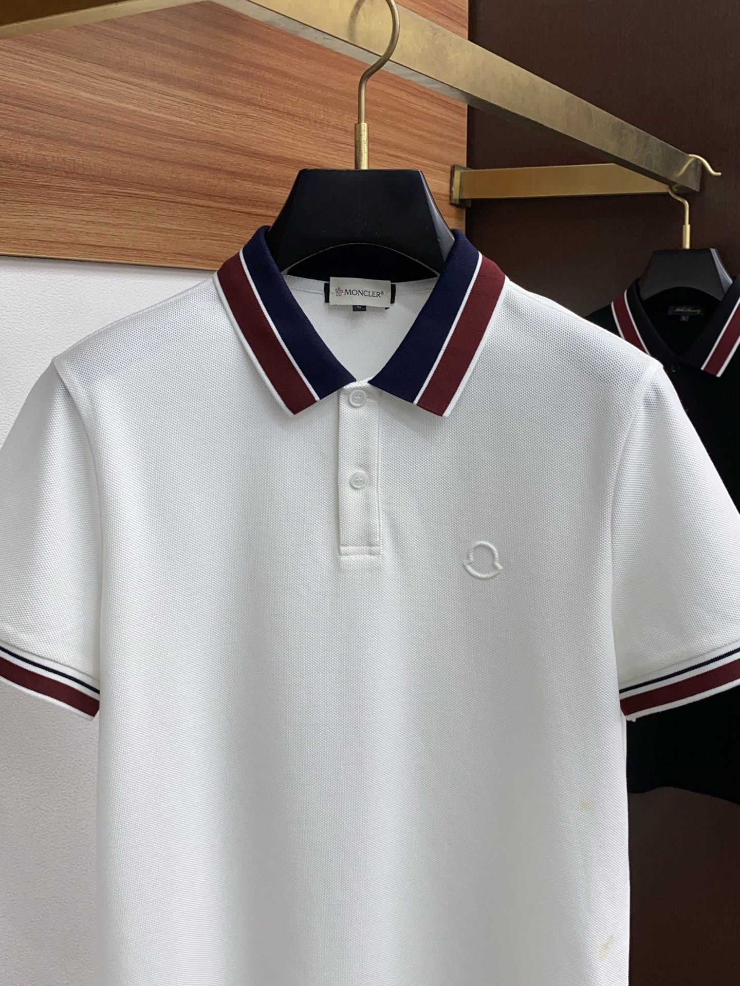  蒙口 臻品定制系列的设计POLO衫确实独具匠心，展现了定制服装的精致与品味。定制蜂窝珠地材质，不仅触感