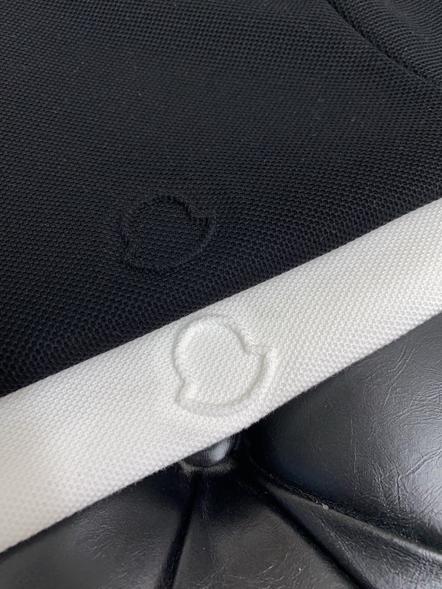  蒙口 臻品定制系列的设计POLO衫确实独具匠心，展现了定制服装的精致与品味。定制蜂窝珠地材质，不仅触感