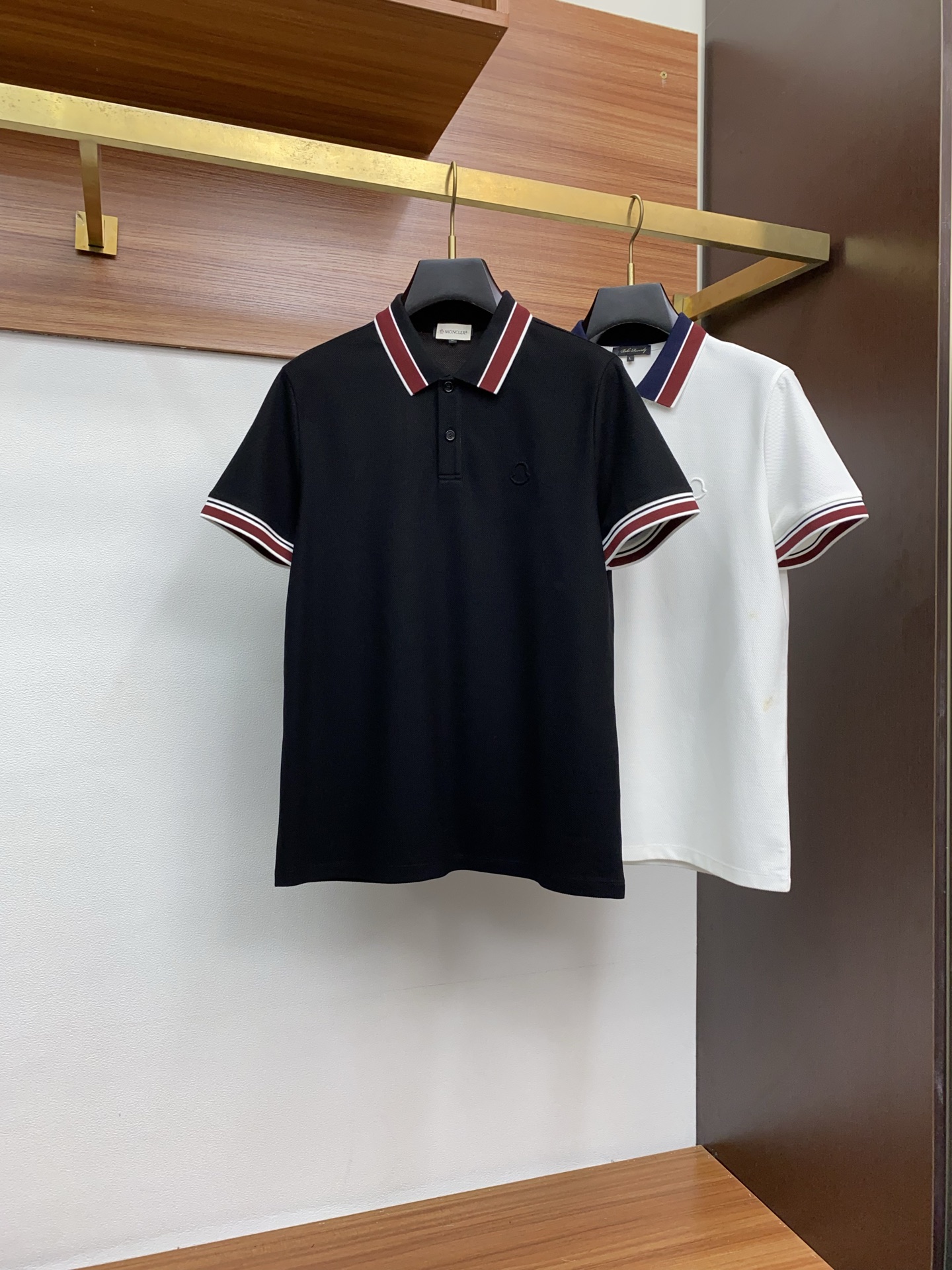  蒙口 臻品定制系列的设计POLO衫确实独具匠心，展现了定制服装的精致与品味。定制蜂窝珠地材质，不仅触感