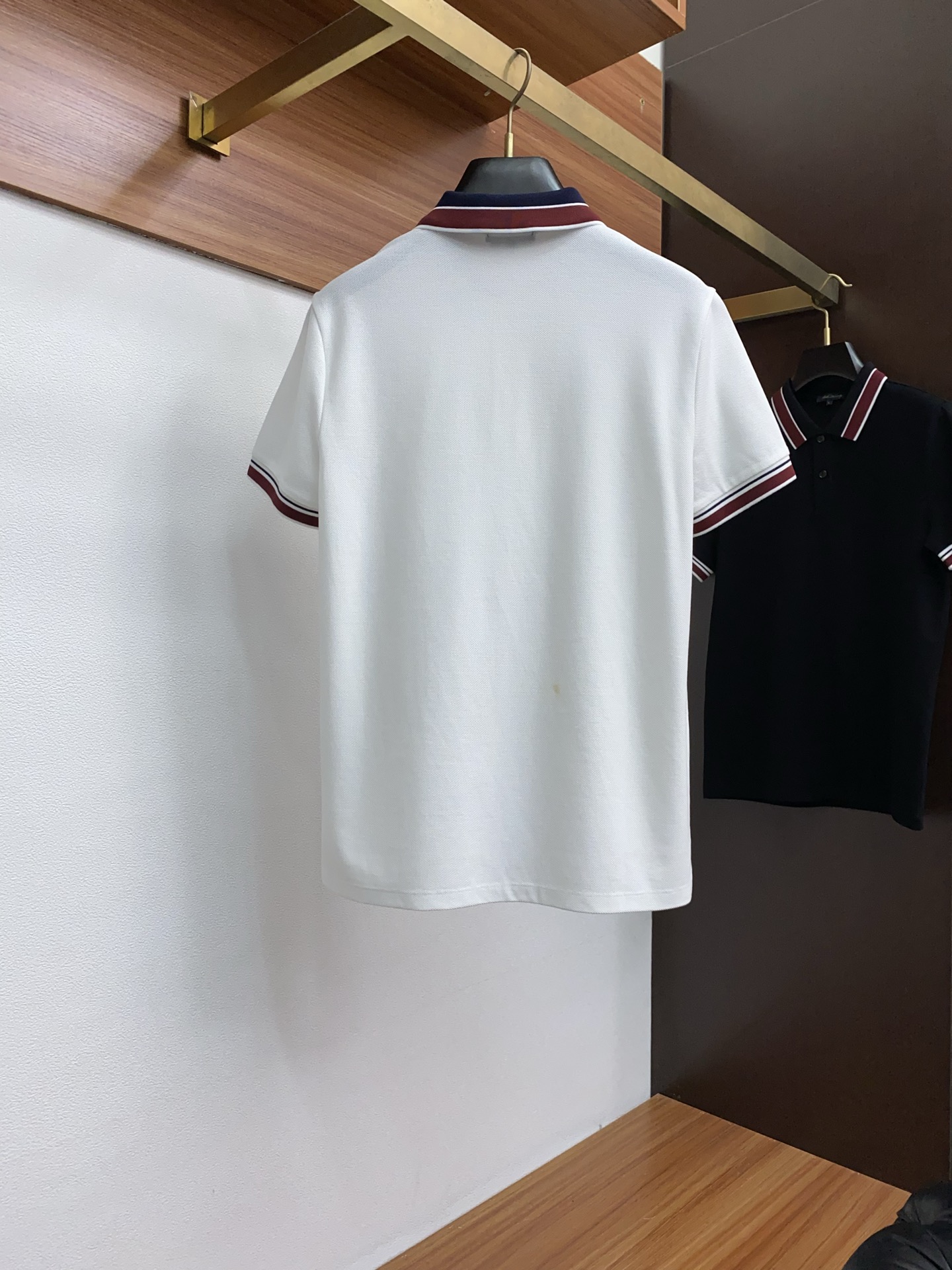  蒙口 臻品定制系列的设计POLO衫确实独具匠心，展现了定制服装的精致与品味。定制蜂窝珠地材质，不仅触感