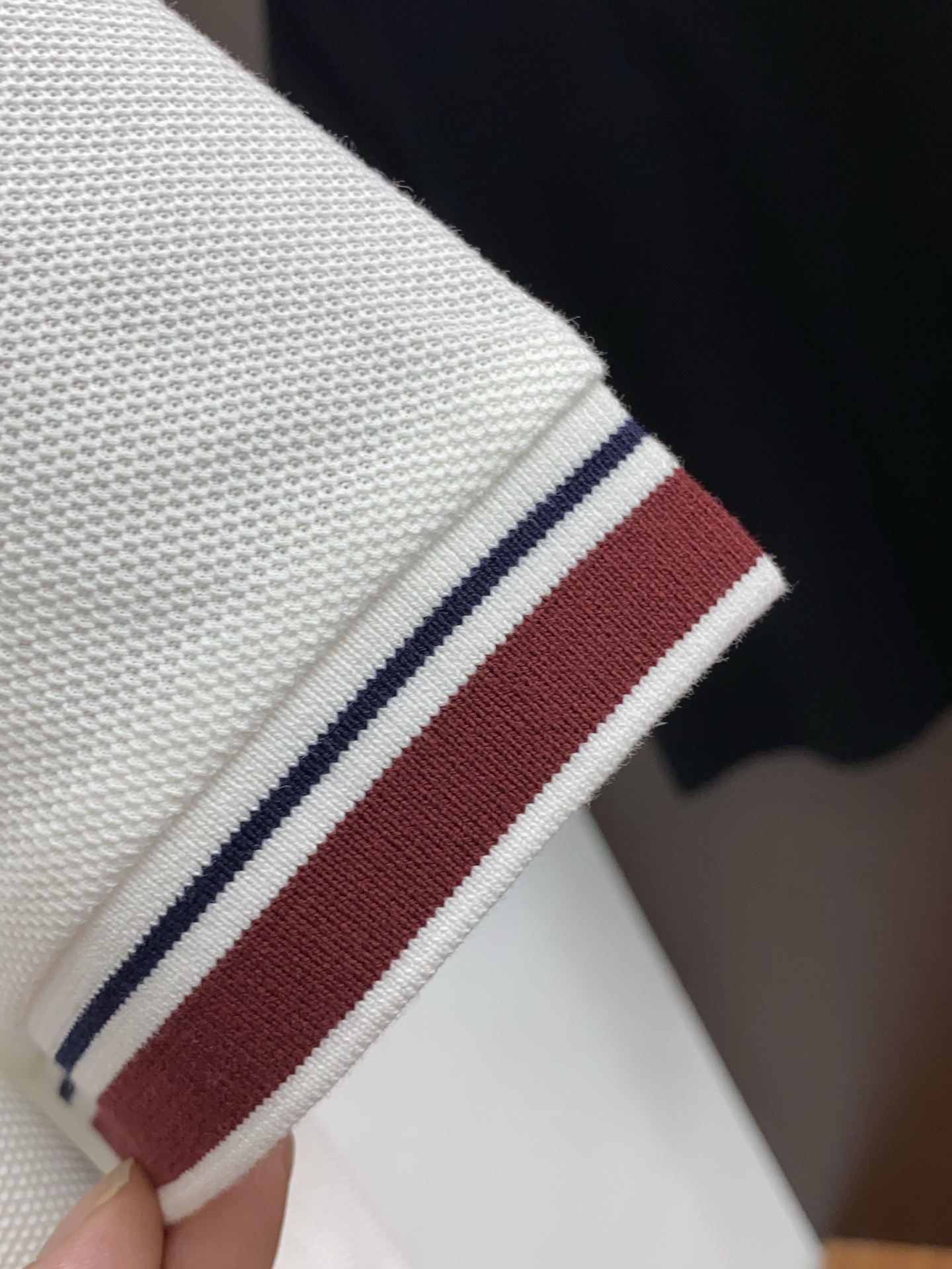  蒙口 臻品定制系列的设计POLO衫确实独具匠心，展现了定制服装的精致与品味。定制蜂窝珠地材质，不仅触感