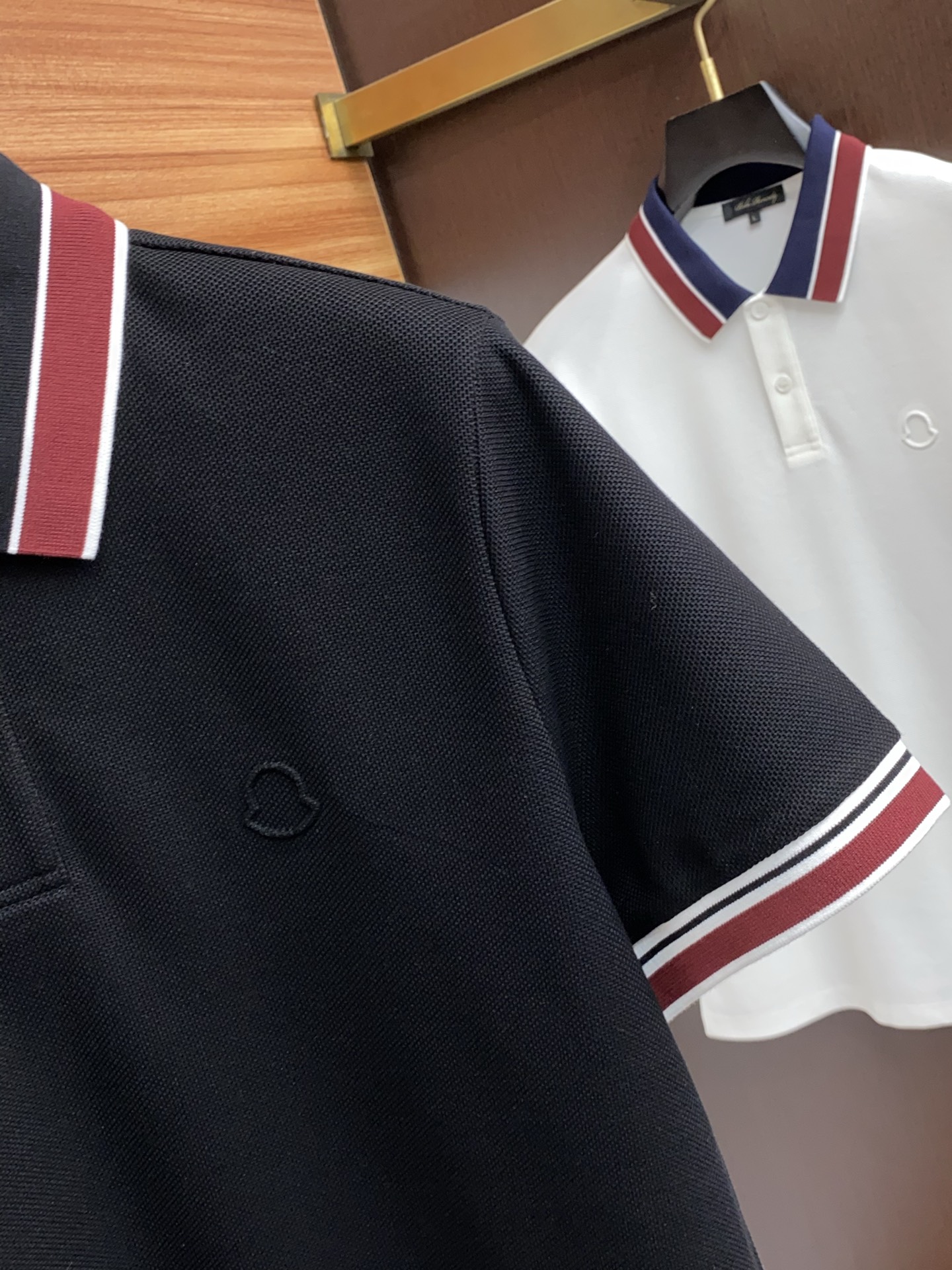  蒙口 臻品定制系列的设计POLO衫确实独具匠心，展现了定制服装的精致与品味。定制蜂窝珠地材质，不仅触感