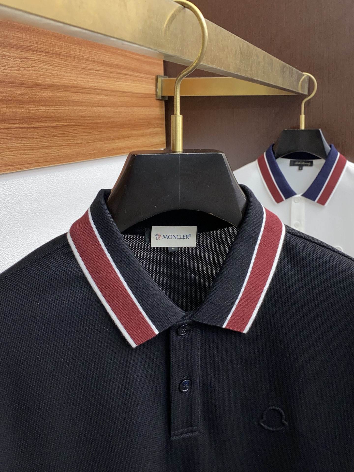  蒙口 臻品定制系列的设计POLO衫确实独具匠心，展现了定制服装的精致与品味。定制蜂窝珠地材质，不仅触感