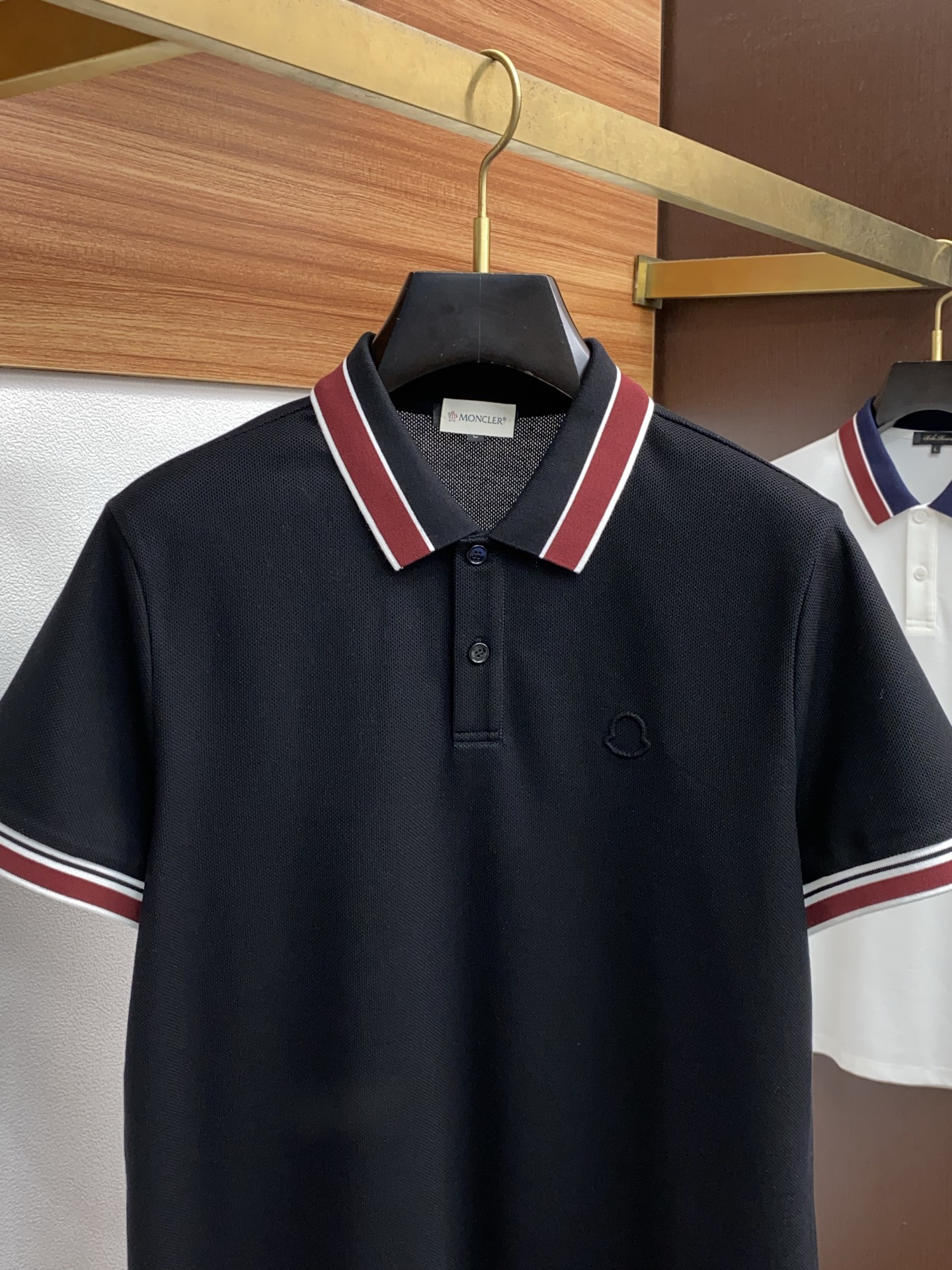  蒙口 臻品定制系列的设计POLO衫确实独具匠心，展现了定制服装的精致与品味。定制蜂窝珠地材质，不仅触感