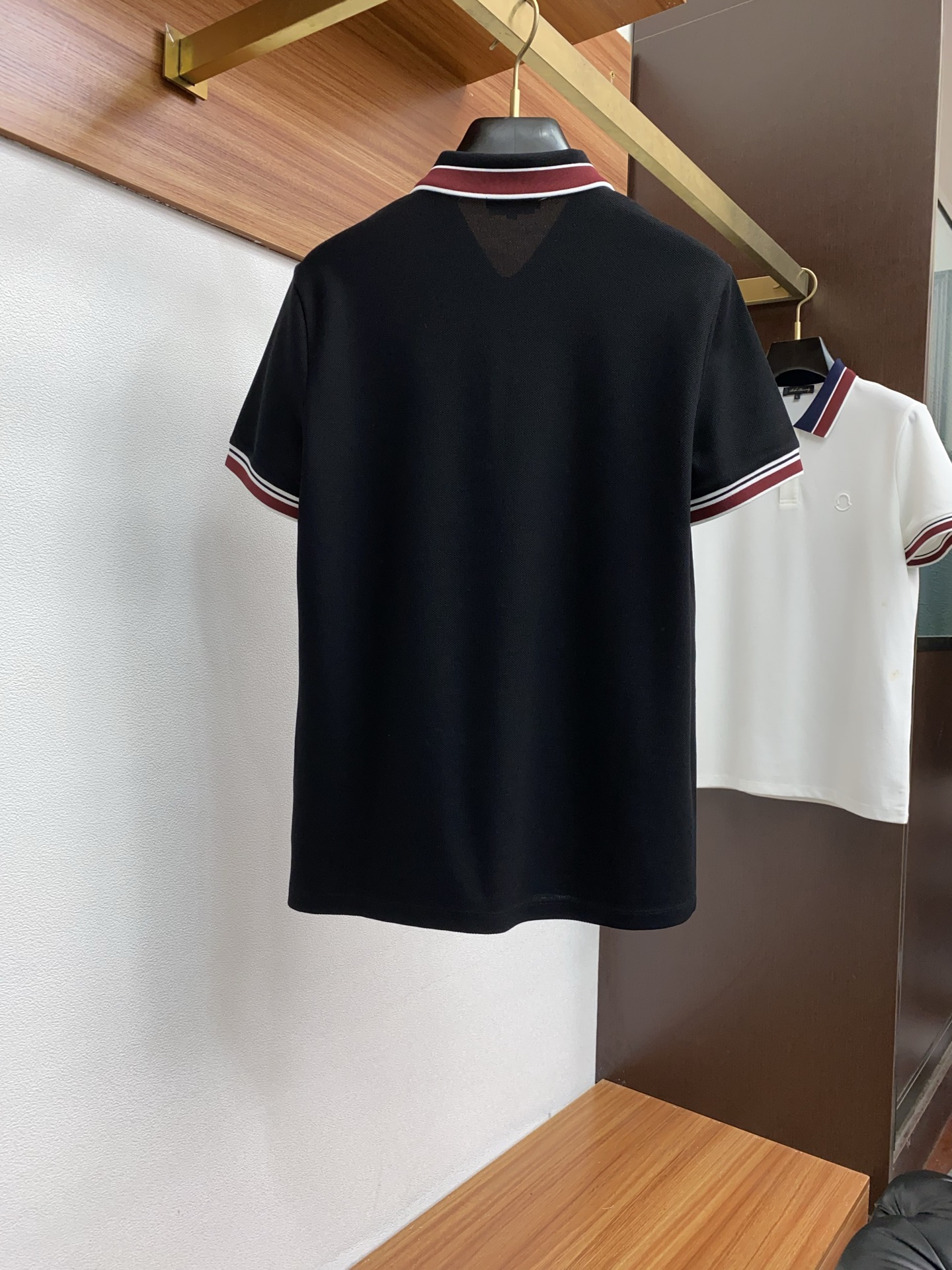  蒙口 臻品定制系列的设计POLO衫确实独具匠心，展现了定制服装的精致与品味。定制蜂窝珠地材质，不仅触感
