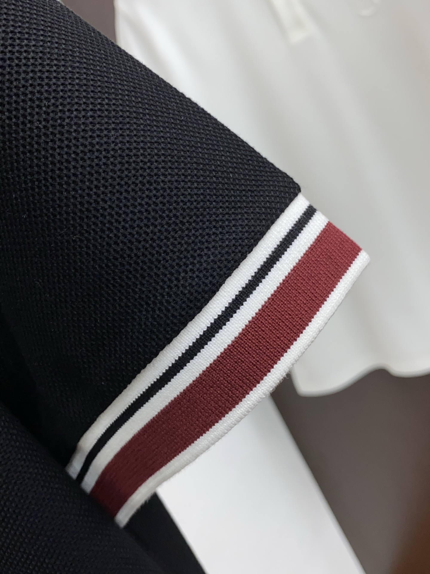  蒙口 臻品定制系列的设计POLO衫确实独具匠心，展现了定制服装的精致与品味。定制蜂窝珠地材质，不仅触感