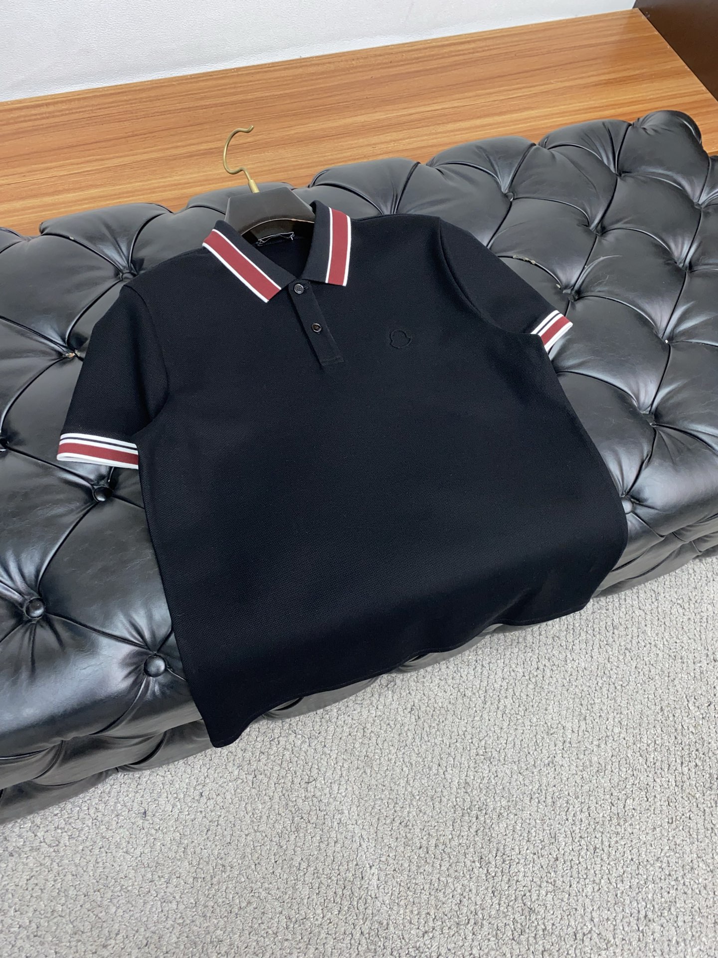  蒙口 臻品定制系列的设计POLO衫确实独具匠心，展现了定制服装的精致与品味。定制蜂窝珠地材质，不仅触感