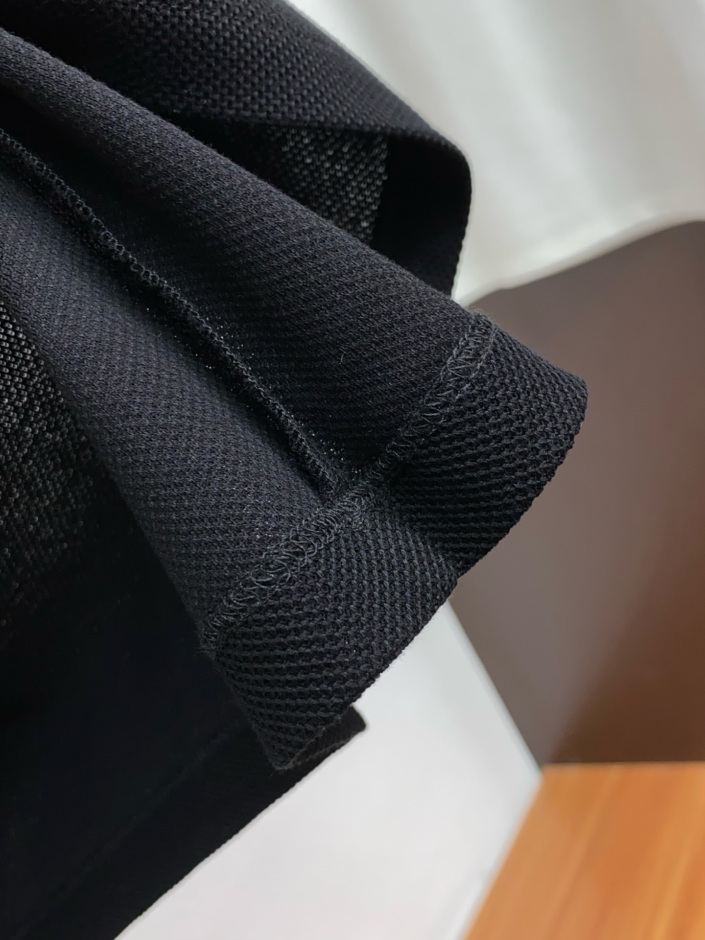  蒙口 臻品定制系列的设计POLO衫确实独具匠心，展现了定制服装的精致与品味。定制蜂窝珠地材质，不仅触感