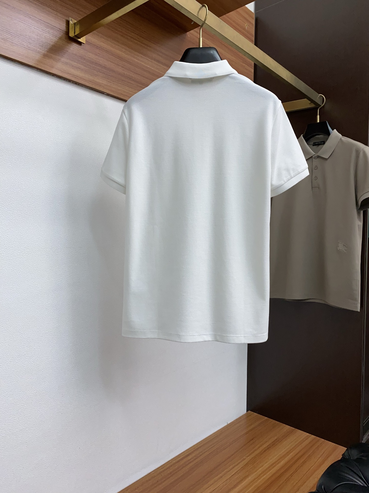  巴宝莉 臻品定制系列的设计POLO衫确实独具匠心，展现了定制服装的精致与品味。定制蜂窝珠地材质，不仅触