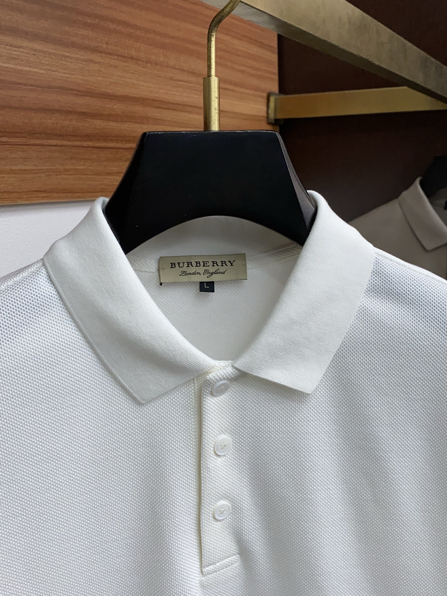  巴宝莉 臻品定制系列的设计POLO衫确实独具匠心，展现了定制服装的精致与品味。定制蜂窝珠地材质，不仅触