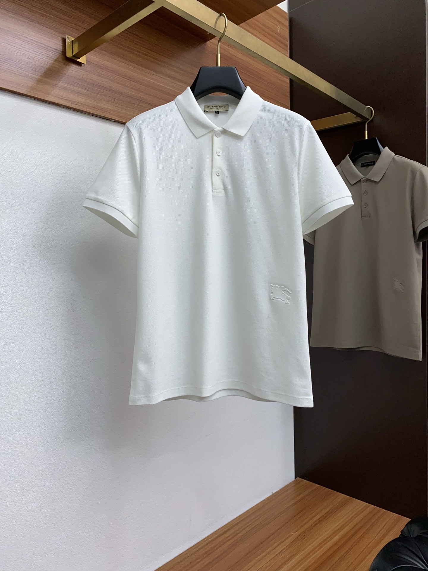  巴宝莉 臻品定制系列的设计POLO衫确实独具匠心，展现了定制服装的精致与品味。定制蜂窝珠地材质，不仅触