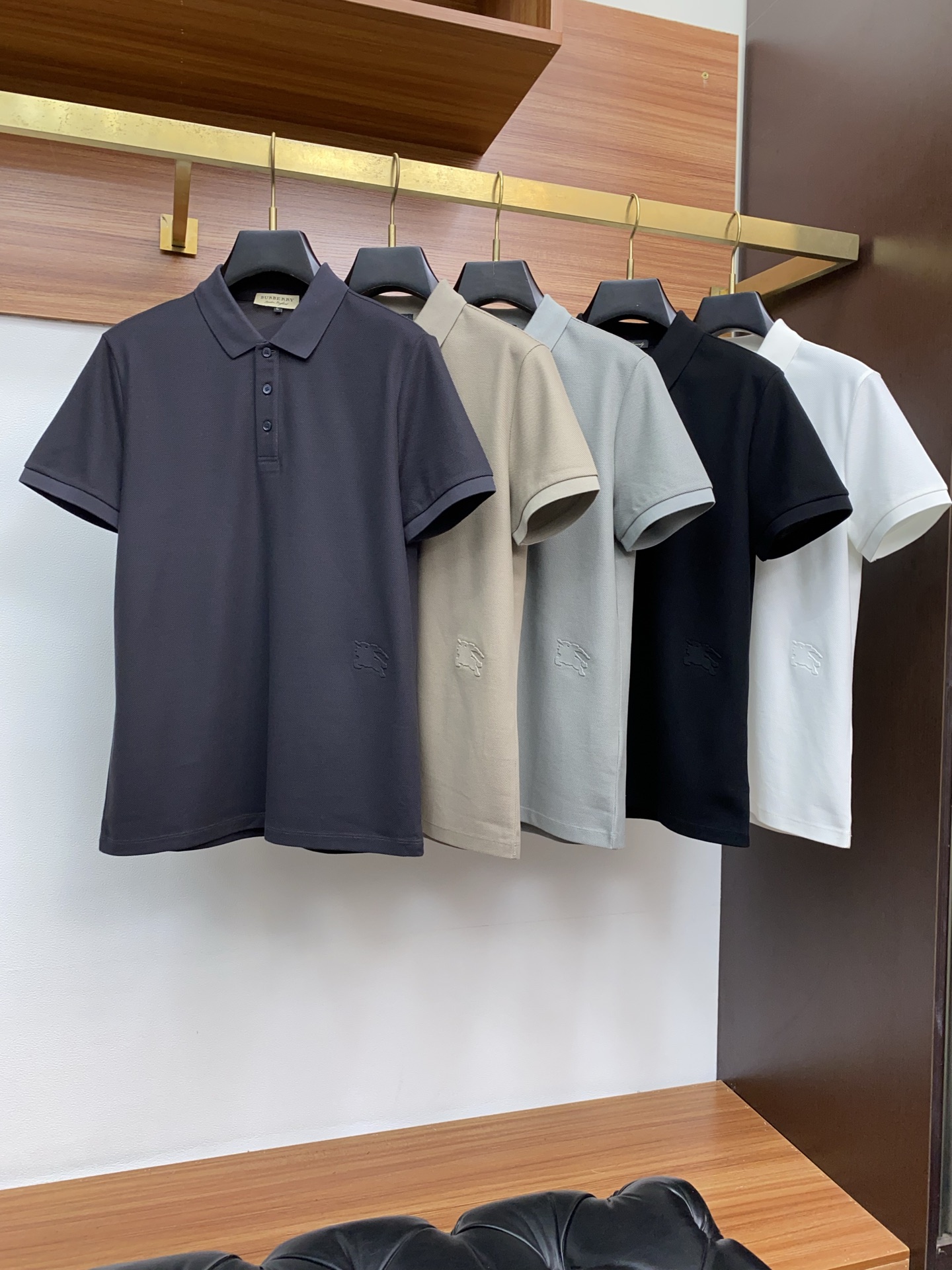  巴宝莉 臻品定制系列的设计POLO衫确实独具匠心，展现了定制服装的精致与品味。定制蜂窝珠地材质，不仅触