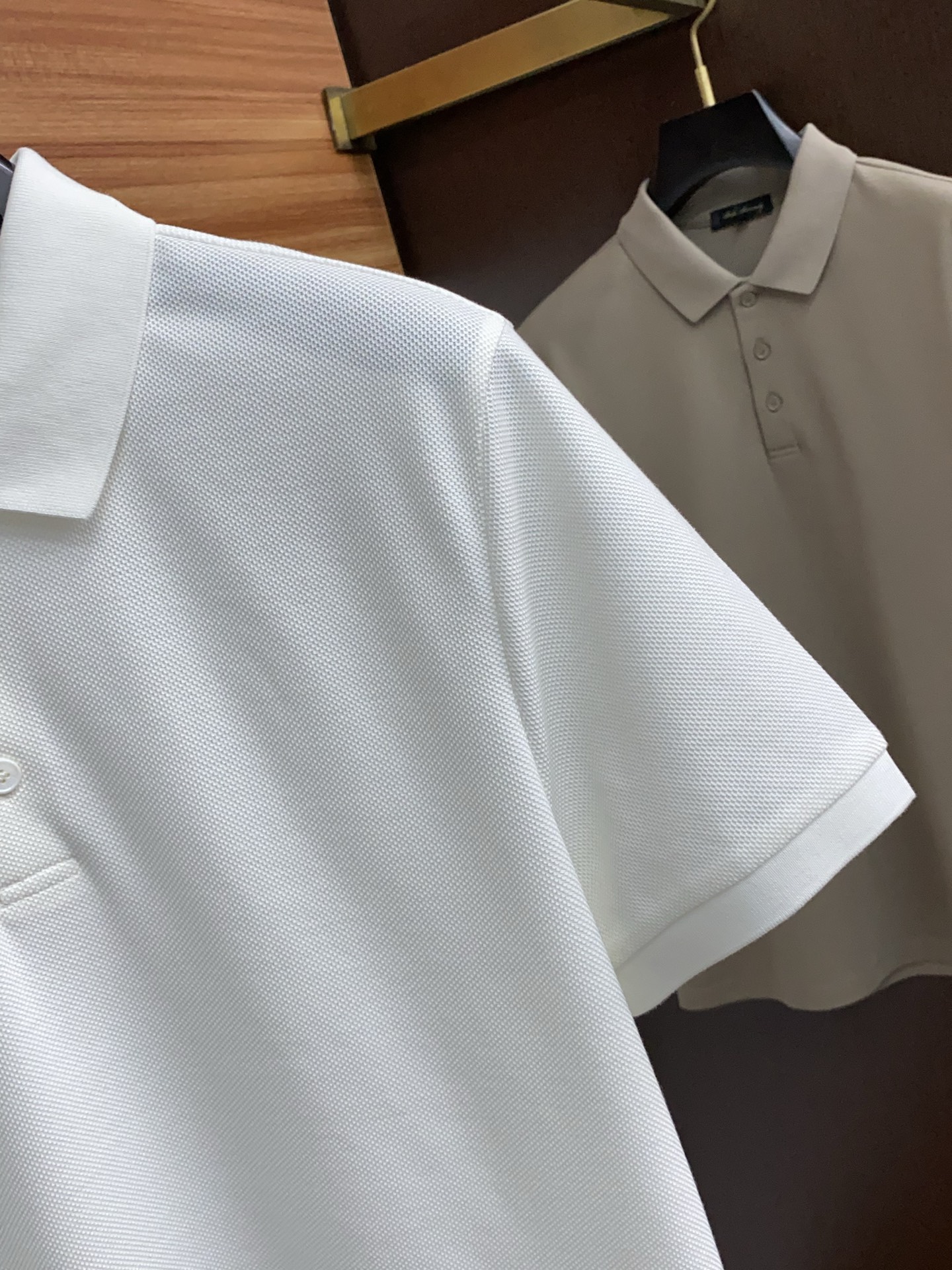  巴宝莉 臻品定制系列的设计POLO衫确实独具匠心，展现了定制服装的精致与品味。定制蜂窝珠地材质，不仅触