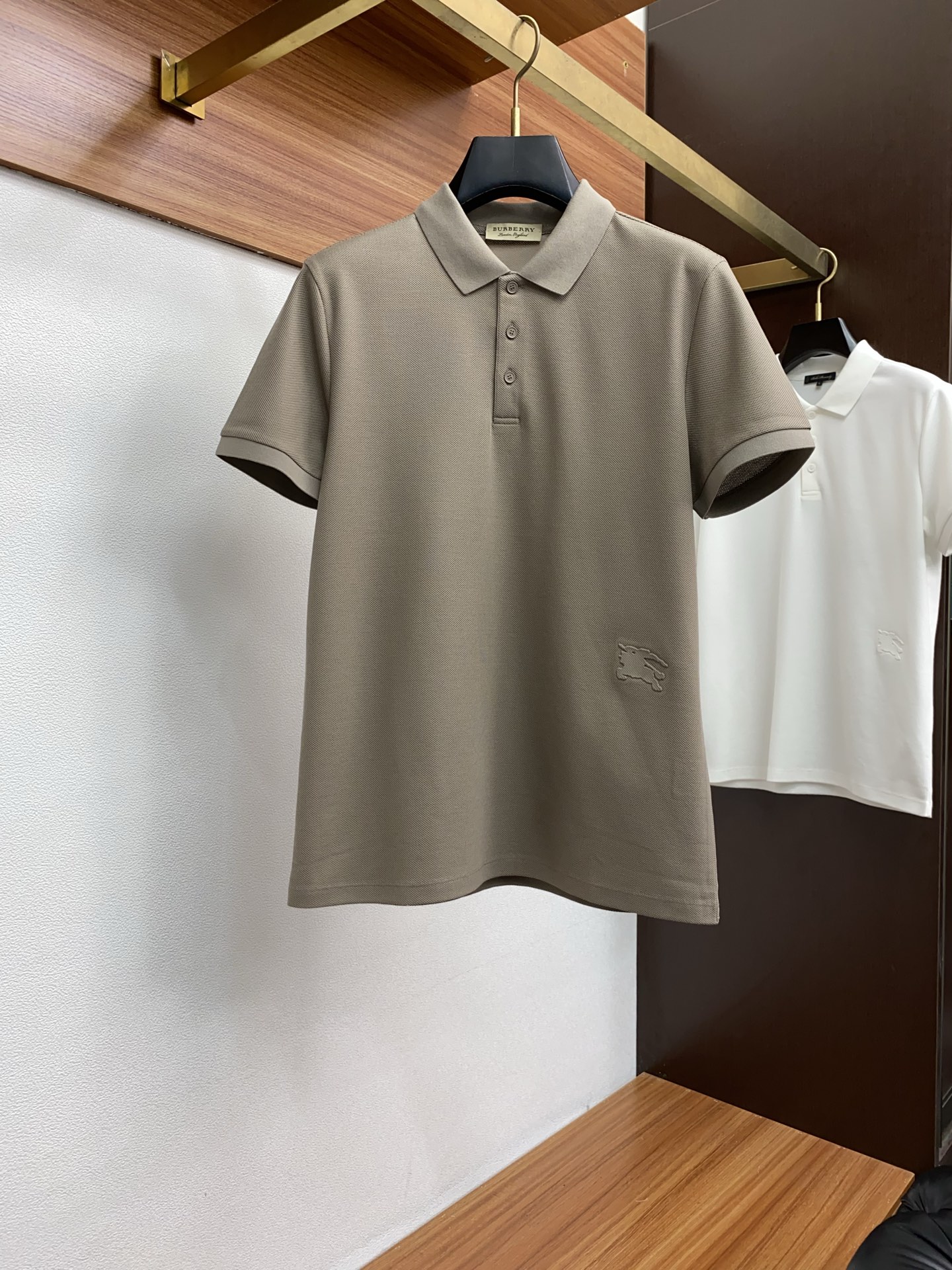  巴宝莉 臻品定制系列的设计POLO衫确实独具匠心，展现了定制服装的精致与品味。定制蜂窝珠地材质，不仅触