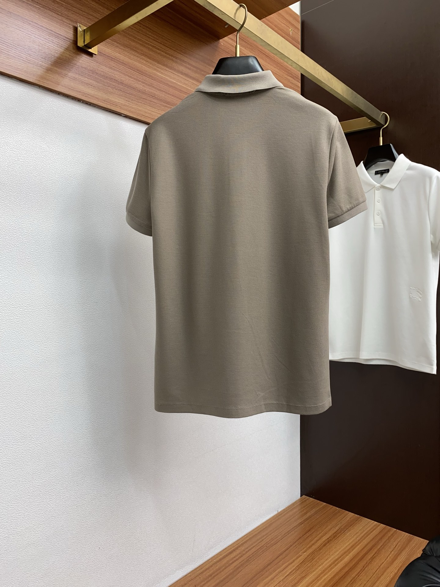  巴宝莉 臻品定制系列的设计POLO衫确实独具匠心，展现了定制服装的精致与品味。定制蜂窝珠地材质，不仅触