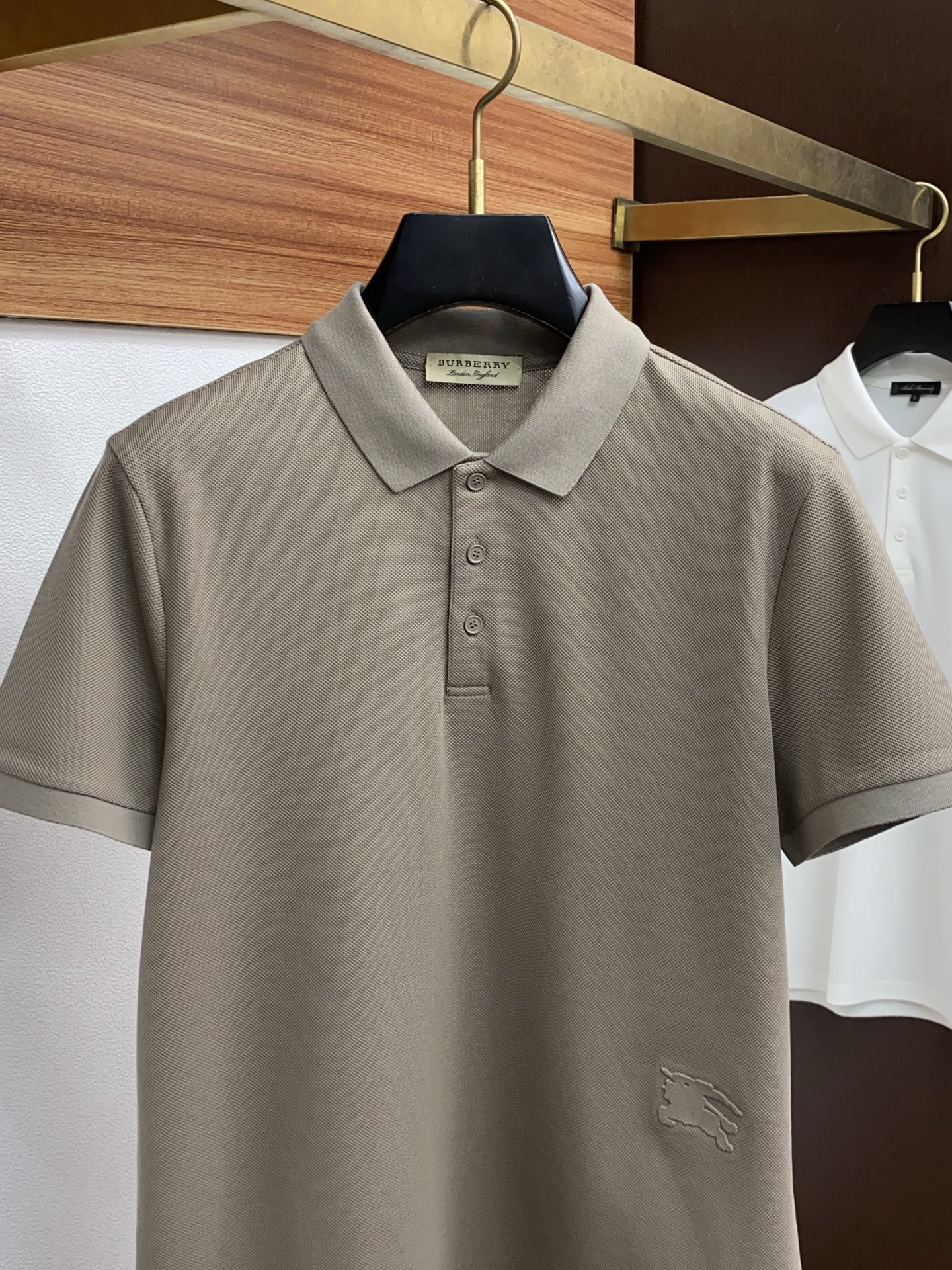  巴宝莉 臻品定制系列的设计POLO衫确实独具匠心，展现了定制服装的精致与品味。定制蜂窝珠地材质，不仅触