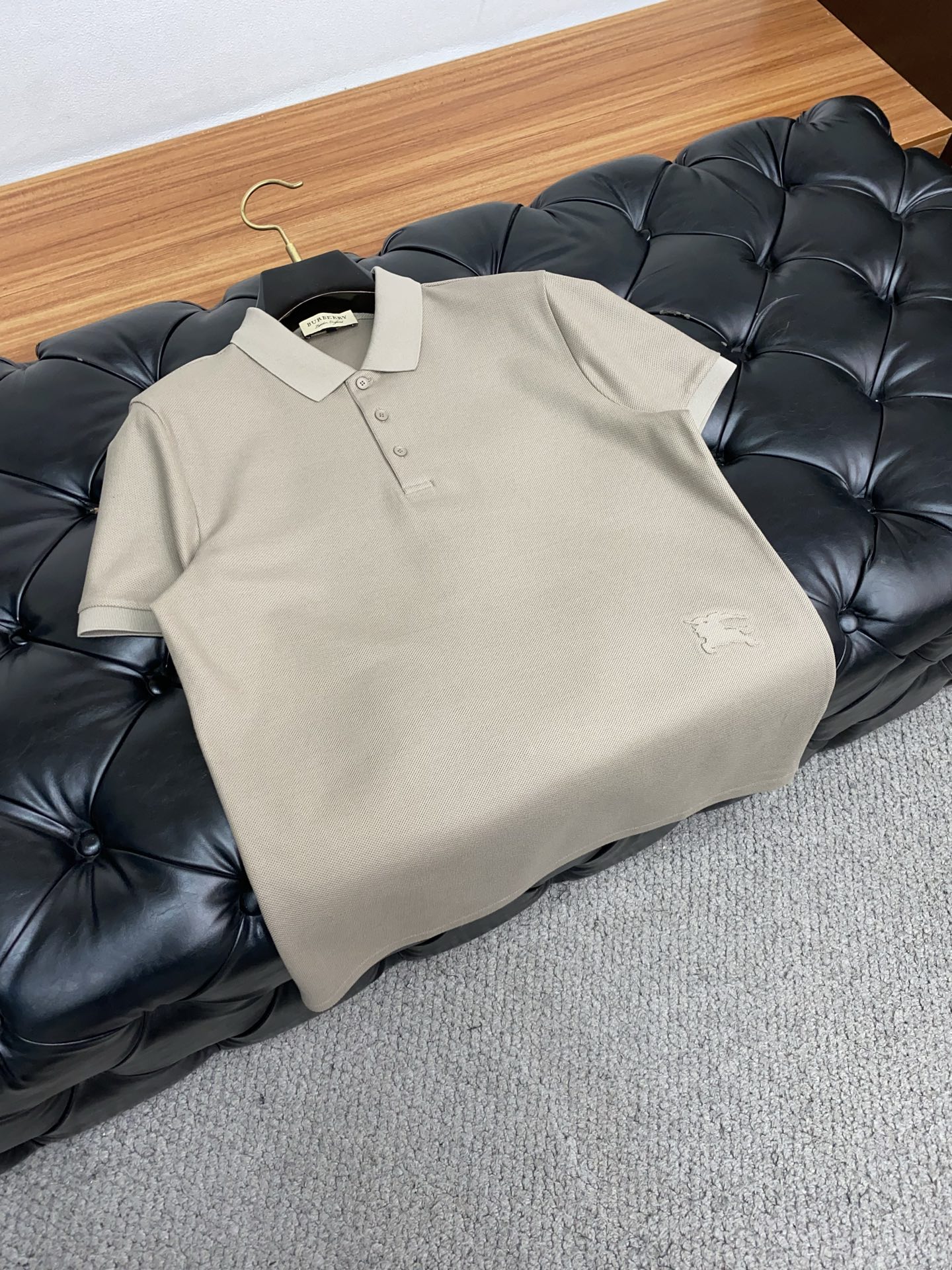  巴宝莉 臻品定制系列的设计POLO衫确实独具匠心，展现了定制服装的精致与品味。定制蜂窝珠地材质，不仅触