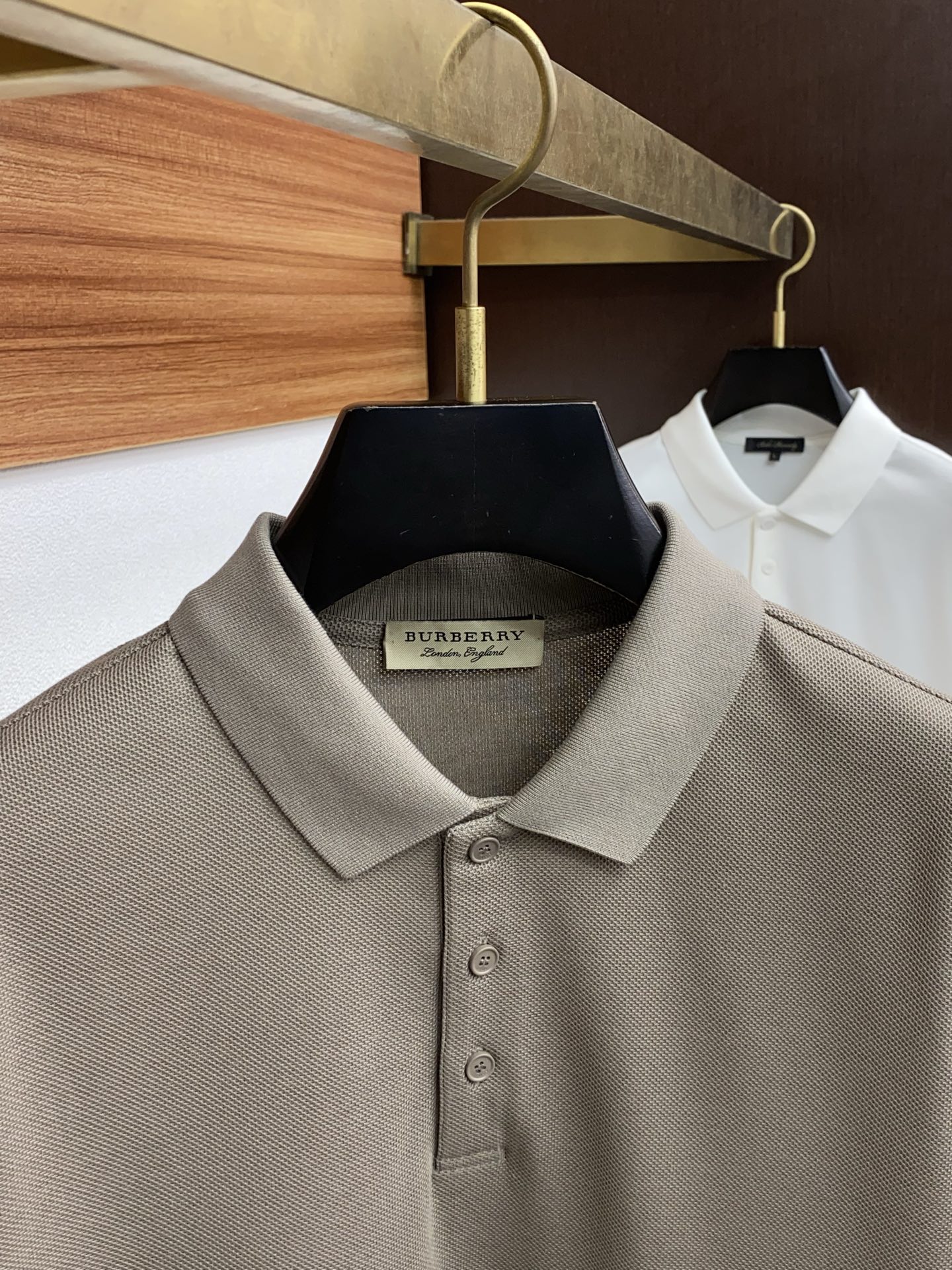  巴宝莉 臻品定制系列的设计POLO衫确实独具匠心，展现了定制服装的精致与品味。定制蜂窝珠地材质，不仅触