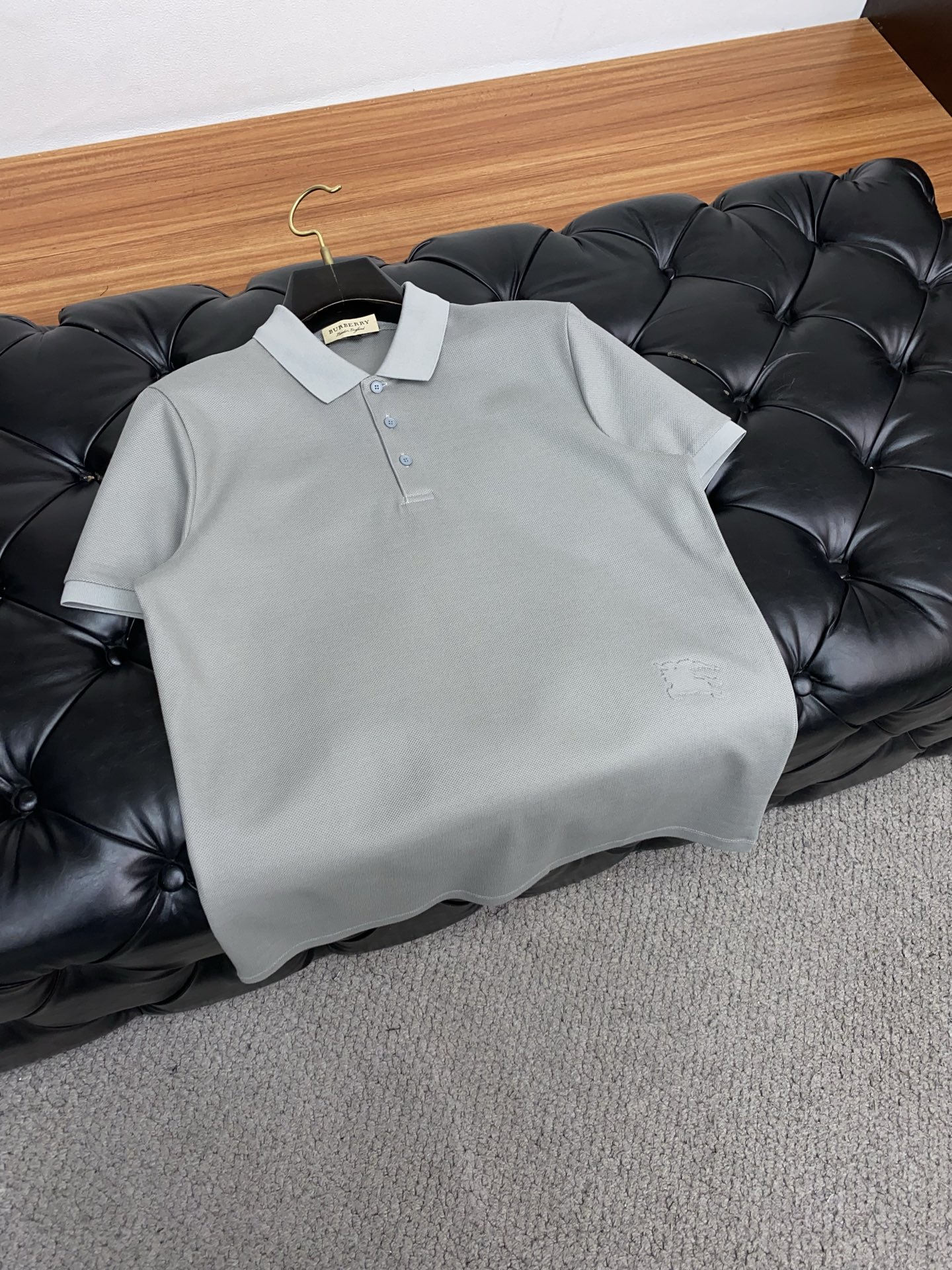  巴宝莉 臻品定制系列的设计POLO衫确实独具匠心，展现了定制服装的精致与品味。定制蜂窝珠地材质，不仅触