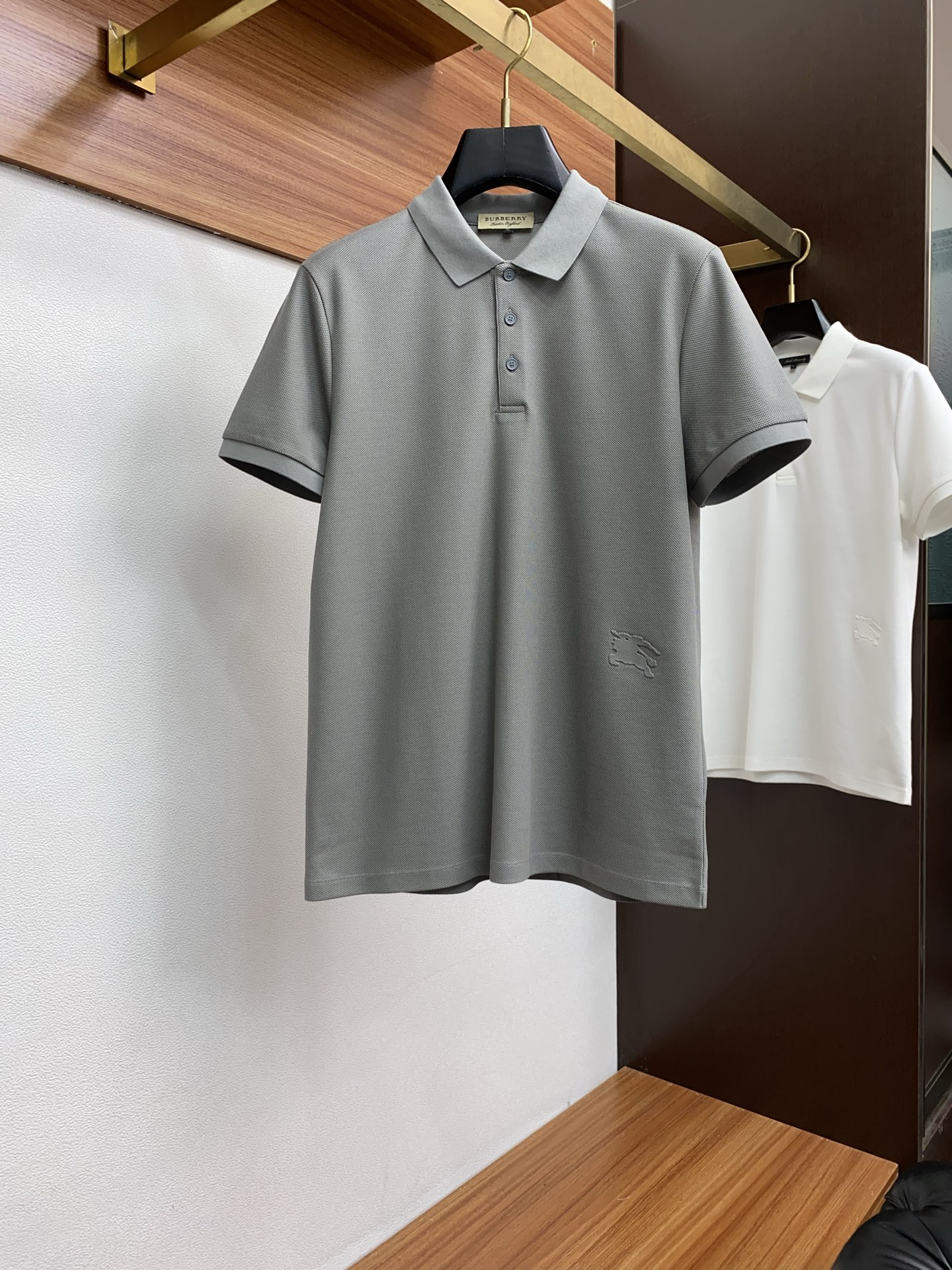  巴宝莉 臻品定制系列的设计POLO衫确实独具匠心，展现了定制服装的精致与品味。定制蜂窝珠地材质，不仅触