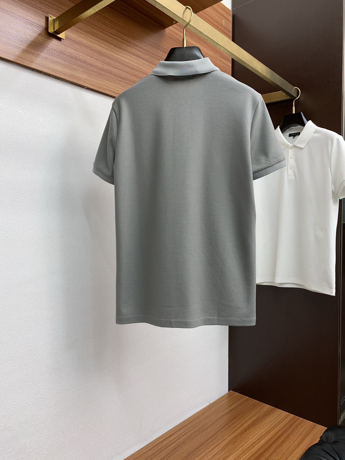  巴宝莉 臻品定制系列的设计POLO衫确实独具匠心，展现了定制服装的精致与品味。定制蜂窝珠地材质，不仅触
