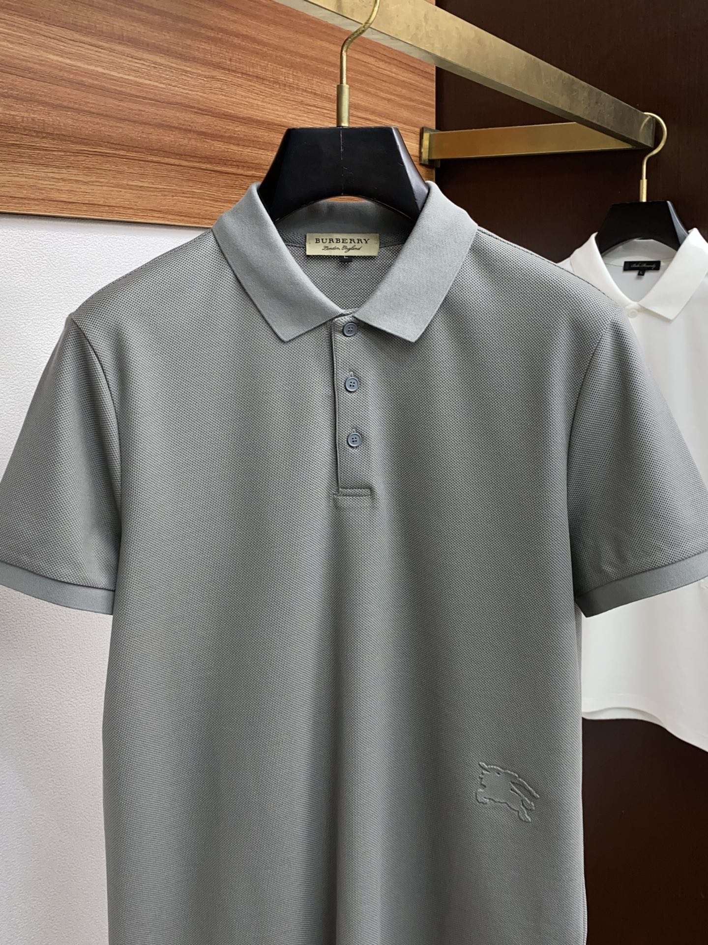  巴宝莉 臻品定制系列的设计POLO衫确实独具匠心，展现了定制服装的精致与品味。定制蜂窝珠地材质，不仅触
