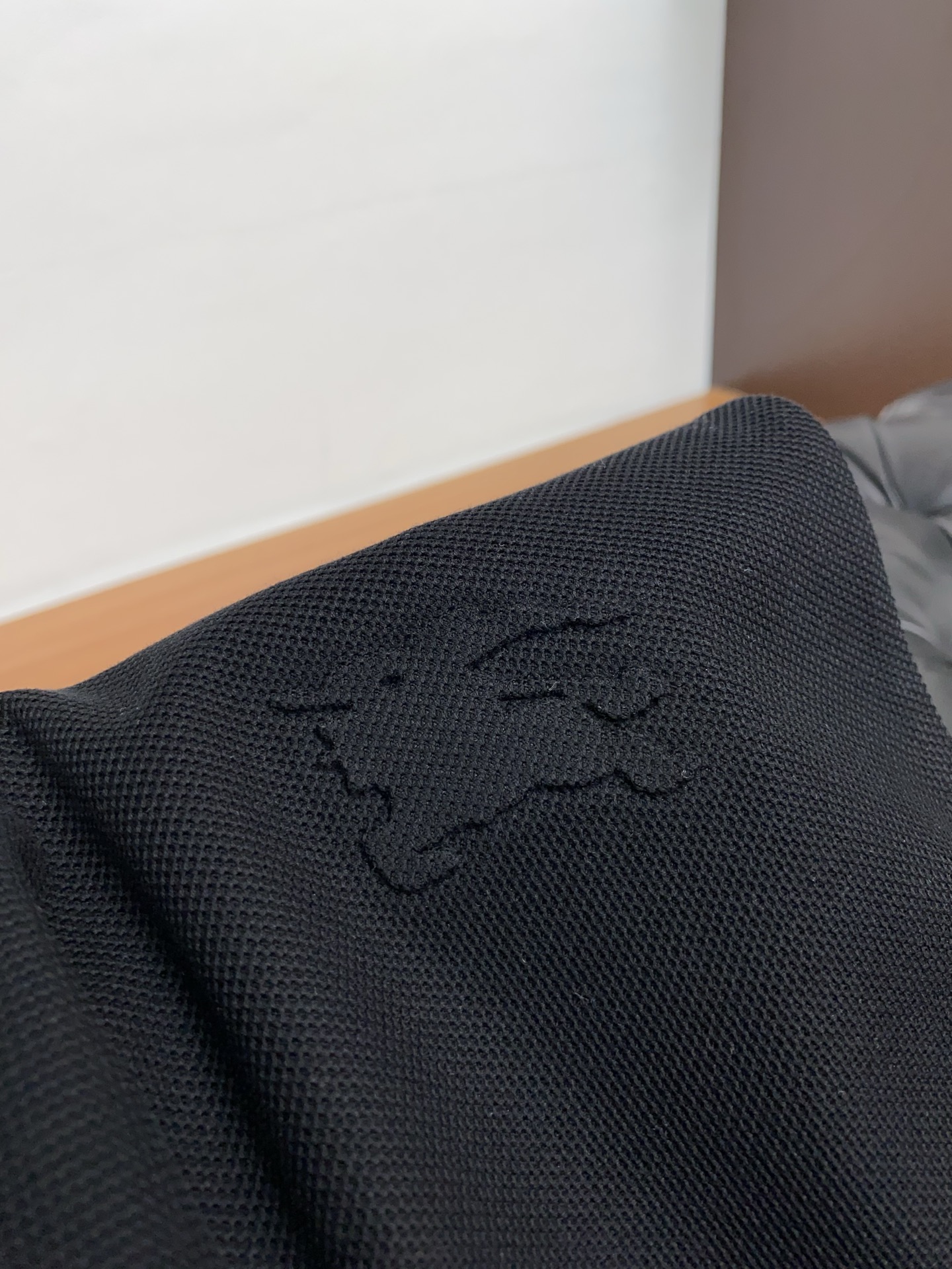  巴宝莉 臻品定制系列的设计POLO衫确实独具匠心，展现了定制服装的精致与品味。定制蜂窝珠地材质，不仅触