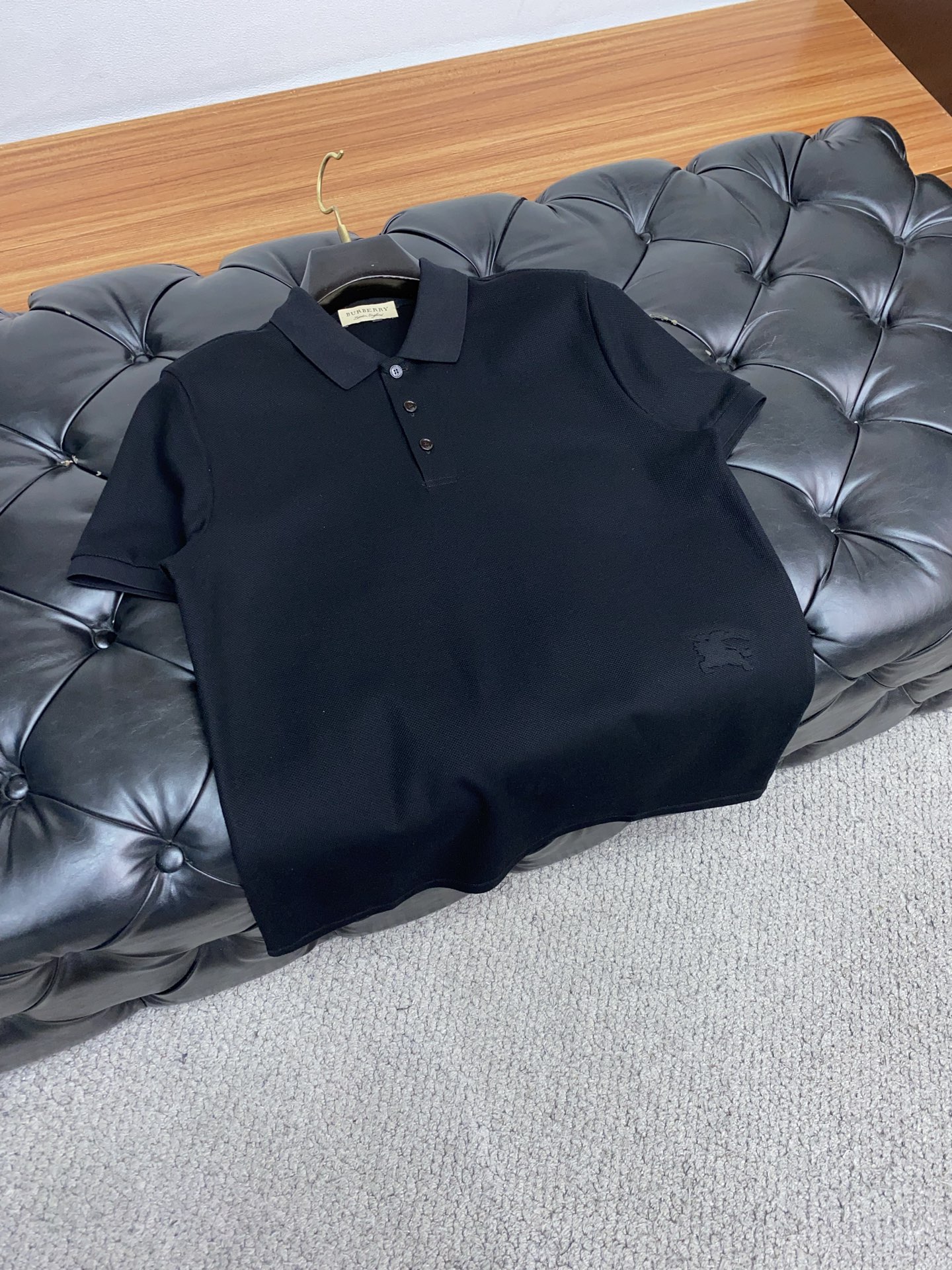  巴宝莉 臻品定制系列的设计POLO衫确实独具匠心，展现了定制服装的精致与品味。定制蜂窝珠地材质，不仅触
