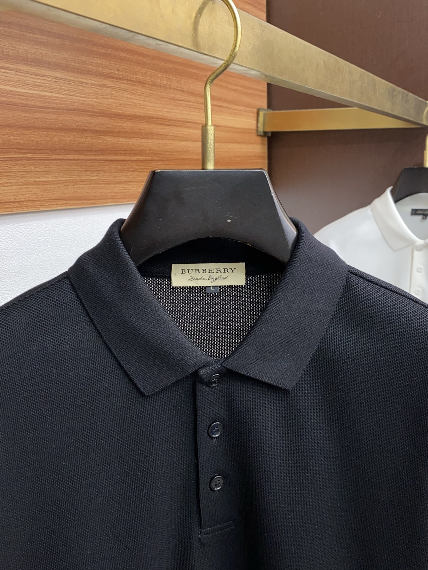  巴宝莉 臻品定制系列的设计POLO衫确实独具匠心，展现了定制服装的精致与品味。定制蜂窝珠地材质，不仅触