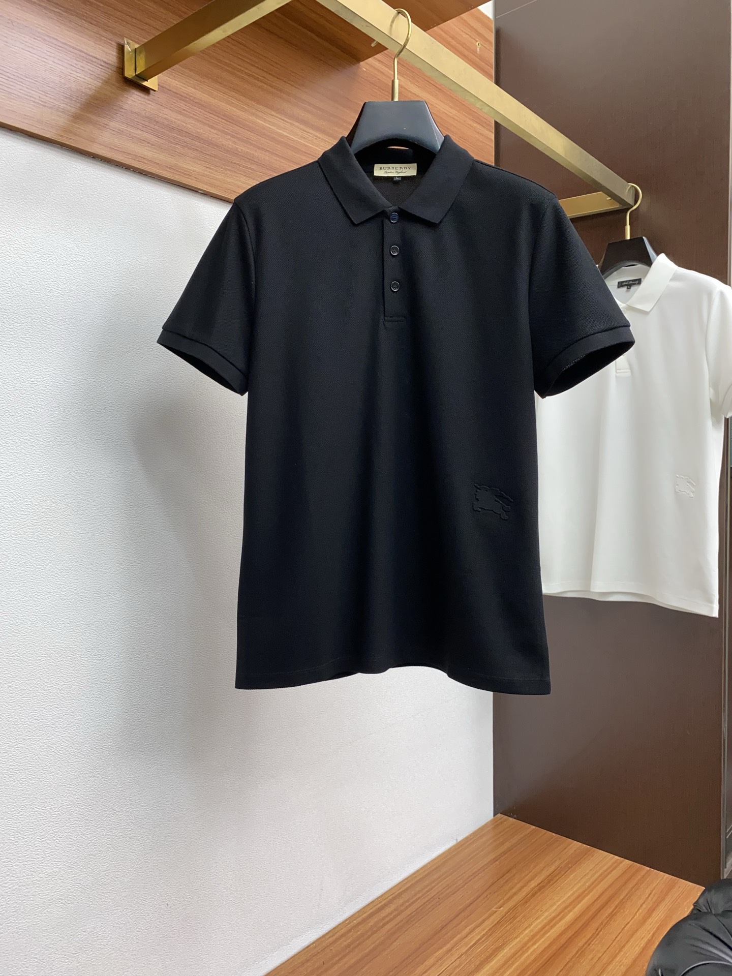  巴宝莉 臻品定制系列的设计POLO衫确实独具匠心，展现了定制服装的精致与品味。定制蜂窝珠地材质，不仅触