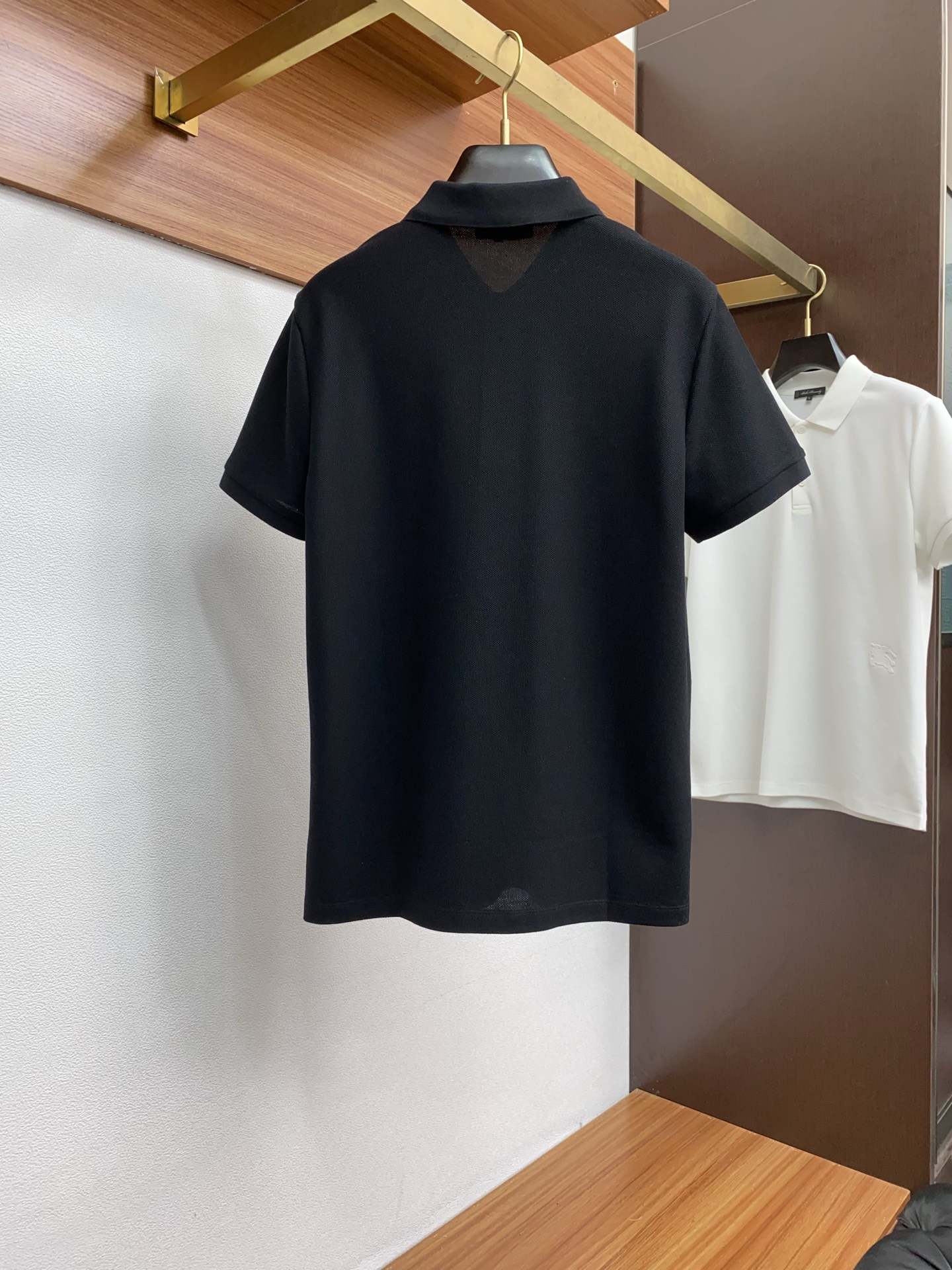  巴宝莉 臻品定制系列的设计POLO衫确实独具匠心，展现了定制服装的精致与品味。定制蜂窝珠地材质，不仅触