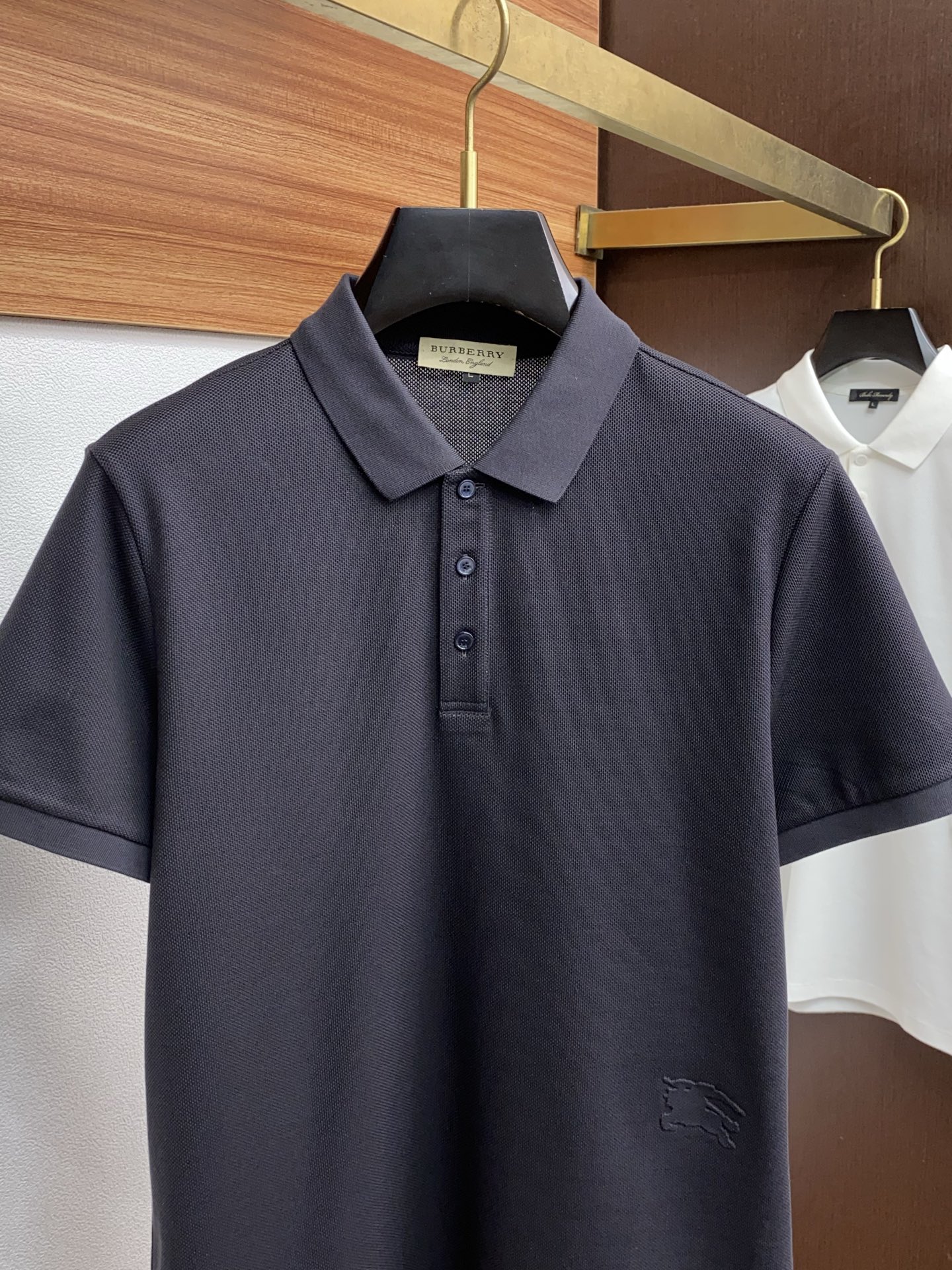  巴宝莉 臻品定制系列的设计POLO衫确实独具匠心，展现了定制服装的精致与品味。定制蜂窝珠地材质，不仅触
