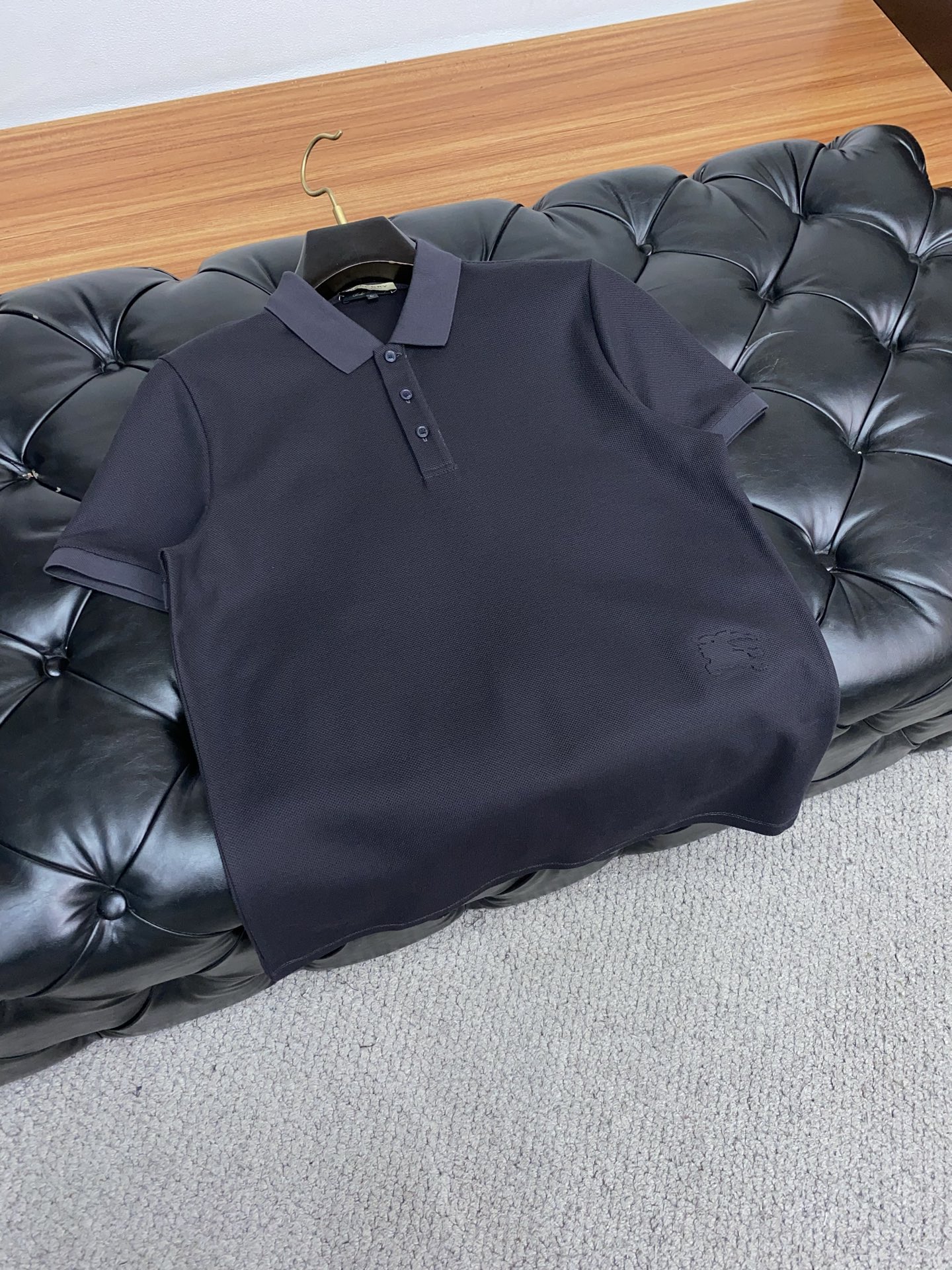  巴宝莉 臻品定制系列的设计POLO衫确实独具匠心，展现了定制服装的精致与品味。定制蜂窝珠地材质，不仅触