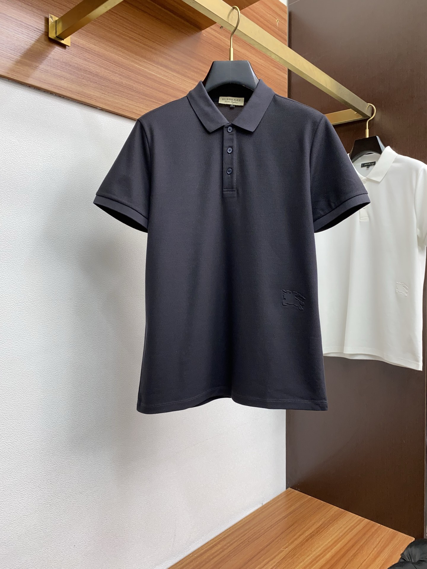  巴宝莉 臻品定制系列的设计POLO衫确实独具匠心，展现了定制服装的精致与品味。定制蜂窝珠地材质，不仅触