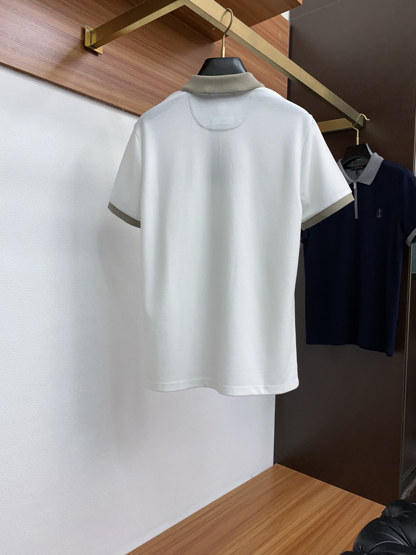  BC  臻品定制系列的设计POLO衫确实独具匠心，展现了定制服装的精致与品味。定制蜂窝珠地材质，不仅触