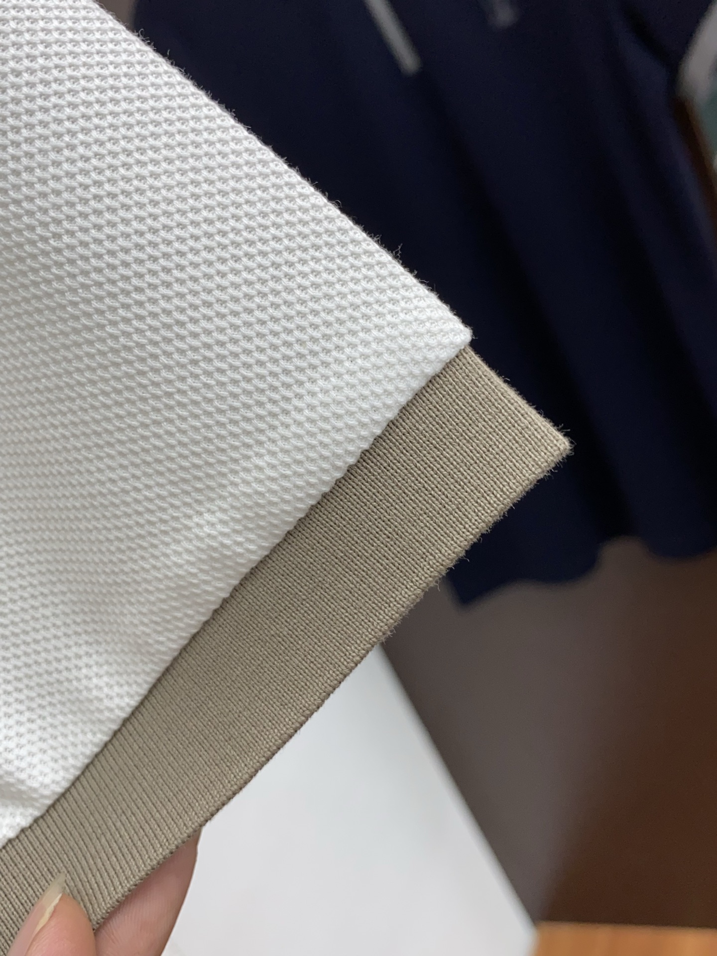  BC  臻品定制系列的设计POLO衫确实独具匠心，展现了定制服装的精致与品味。定制蜂窝珠地材质，不仅触