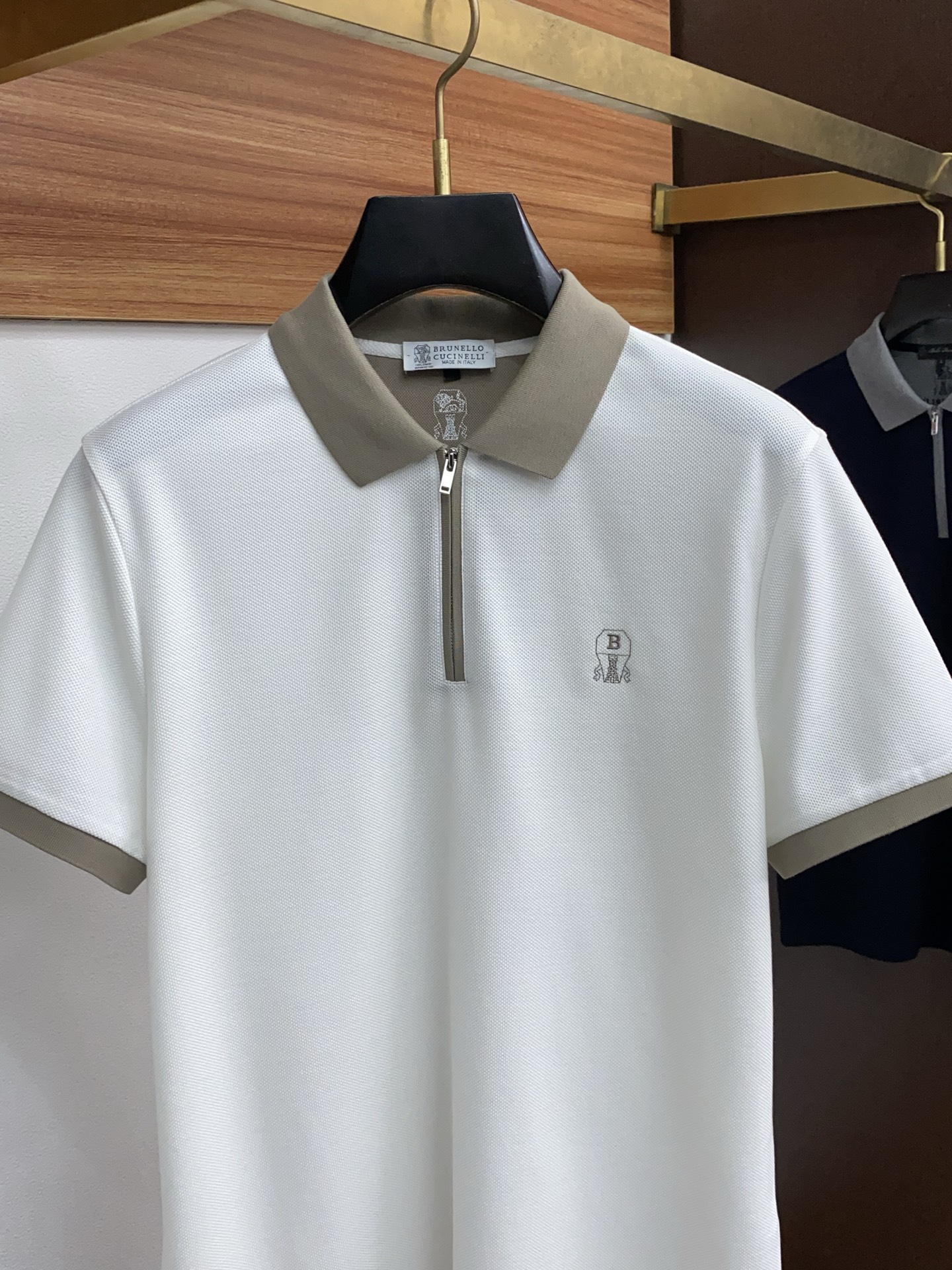  BC  臻品定制系列的设计POLO衫确实独具匠心，展现了定制服装的精致与品味。定制蜂窝珠地材质，不仅触