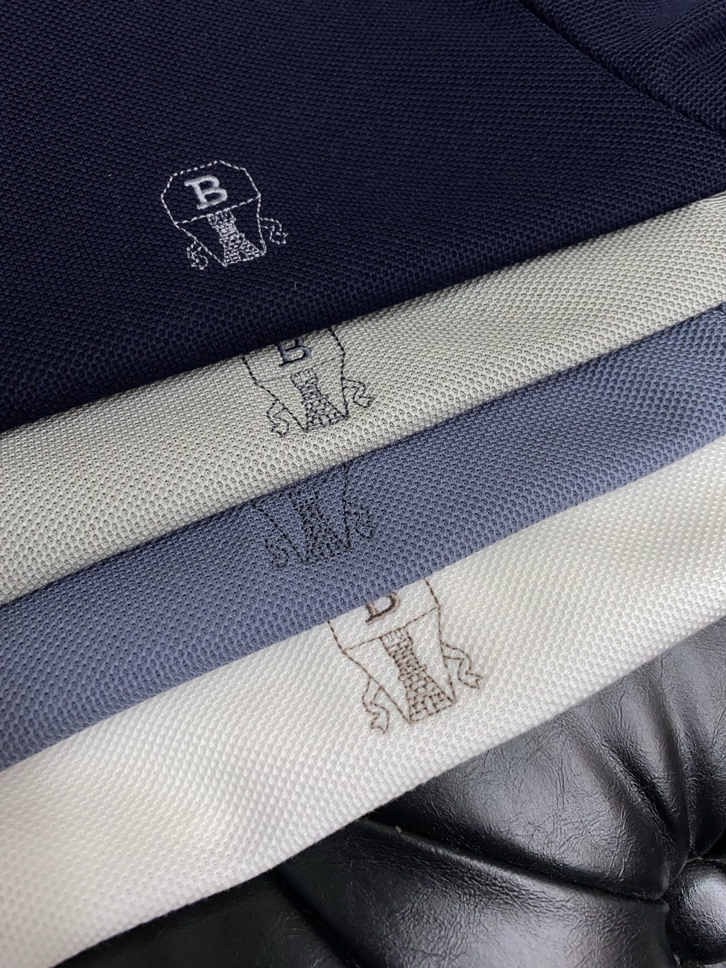  BC  臻品定制系列的设计POLO衫确实独具匠心，展现了定制服装的精致与品味。定制蜂窝珠地材质，不仅触