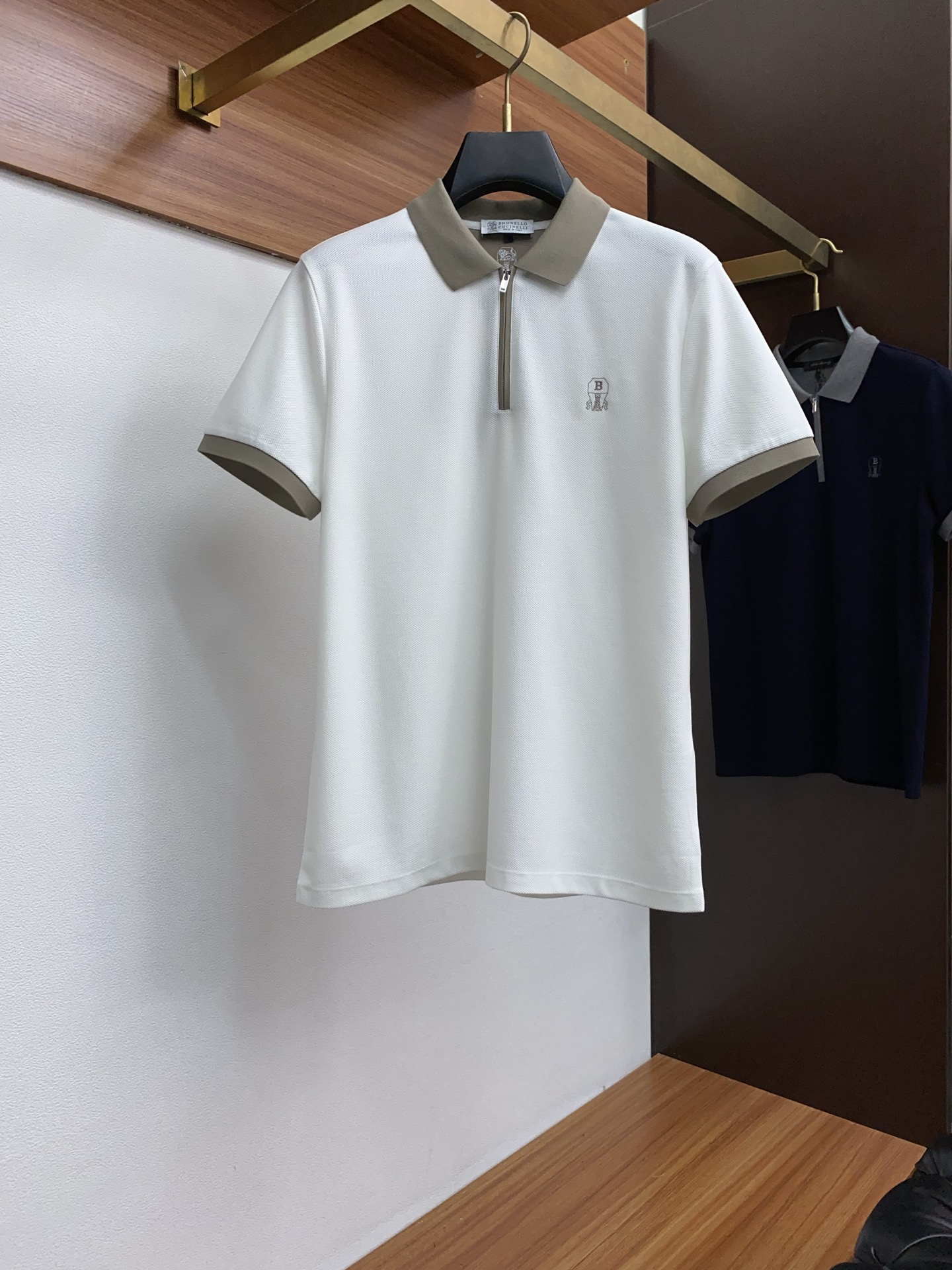  BC  臻品定制系列的设计POLO衫确实独具匠心，展现了定制服装的精致与品味。定制蜂窝珠地材质，不仅触